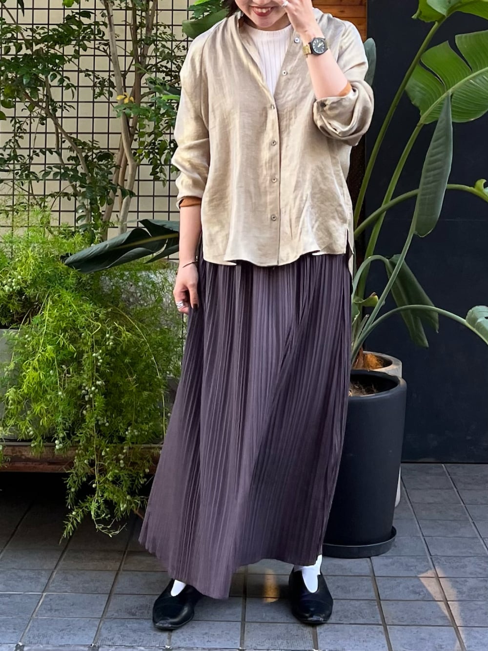 「秋服、今日のコーデ、シャツスタイル、秋、シンプルコーデ、シャツ、バンドカラーシャツ、スカート、プリーツスカート、ロングスカート、差し色、シャツコーデ、ootd」｜「NOMBRE IMPAIRのグロッシーツイル　ドルマンシャツ（シャツ/ブラウス、ゴールド系）」を使った、murata.さん（レディース・161cm）の秋コーディネートの2枚目の写真
