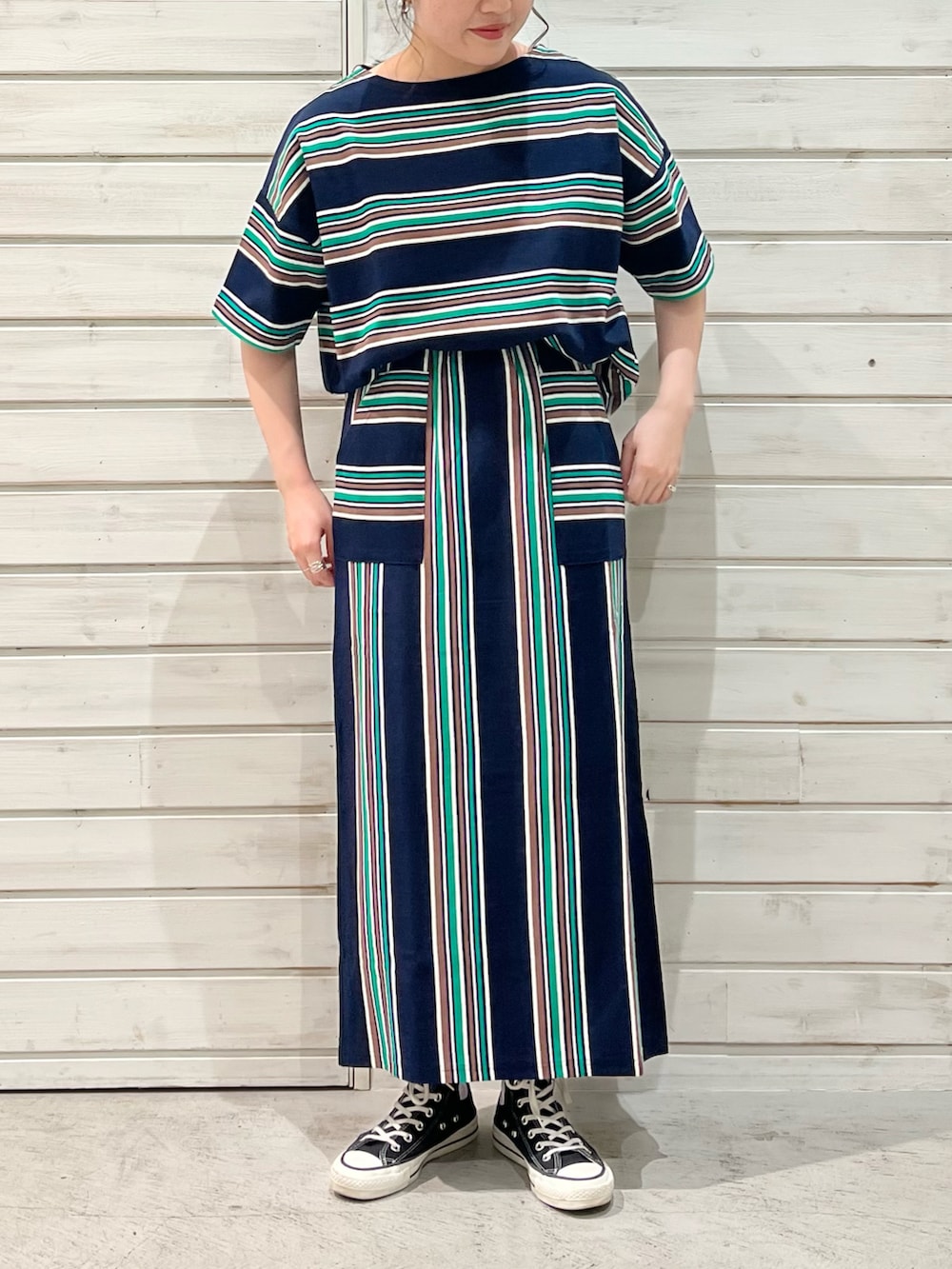 「春夏コーデ、カジュアル、セットアップ、カットソー、スニーカーコーデ、ロングスカート、スカート、Tシャツ、ストライプ、ボーダー、ボーダートップス、ラクチンコーデ、今日のコーデ」｜「FIL DE FERのワイドボーダー　ストレートスカート（スカート、グリーン系）」を使った、murata.さん（レディース・161cm）の春コーディネートの2枚目の写真