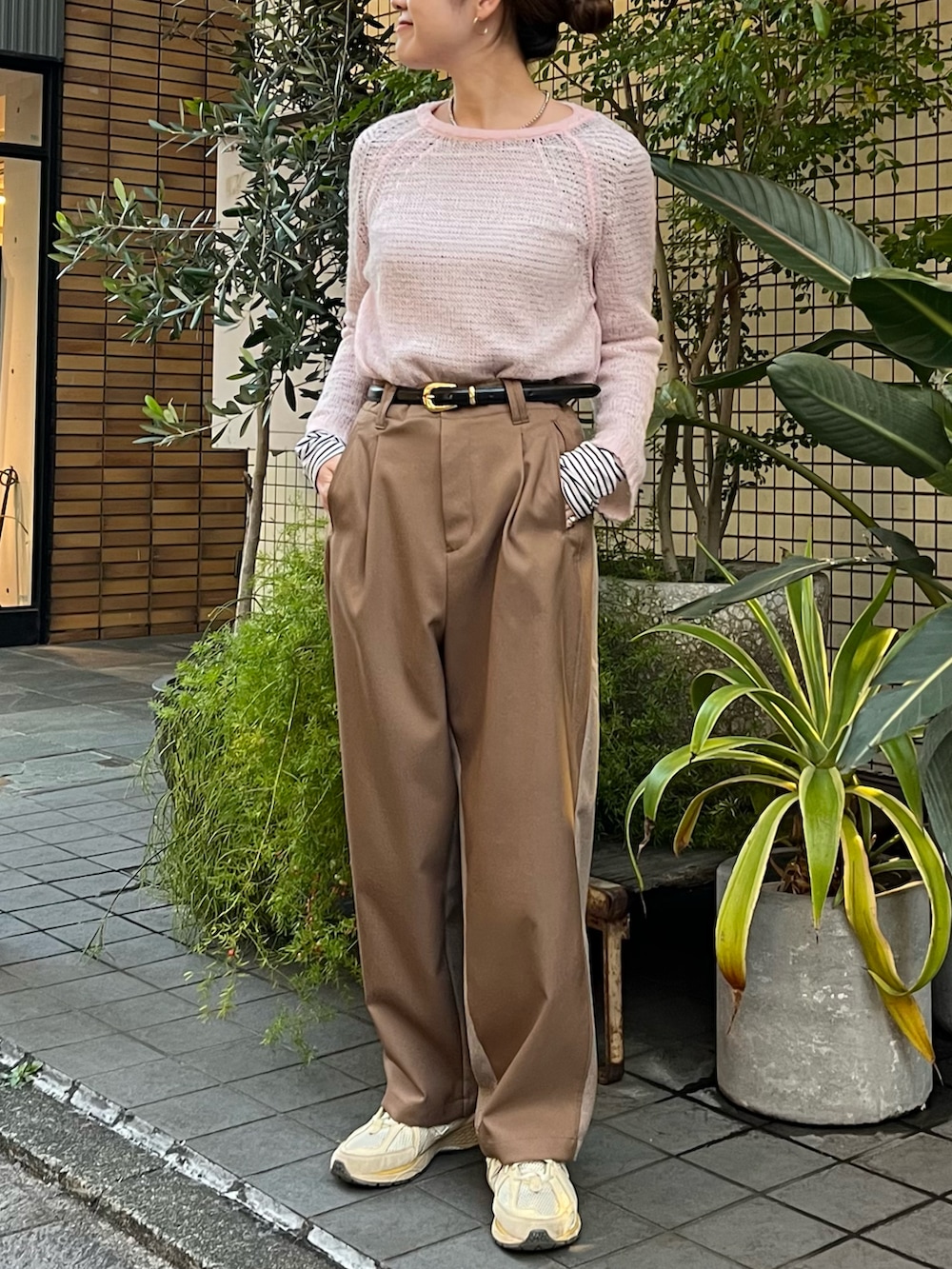 「春服、ピンク、レイヤードスタイル、スニーカー、ピンクコーデ、大人かわいい、ootd、ニット、レイヤード」｜「Blanc Bleu Minuitのチノ素材MIX　コンビパンツ（スラックス、ベージュ系）」を使った、murata.さん（レディース・161cm）の冬コーディネートの2枚目の写真