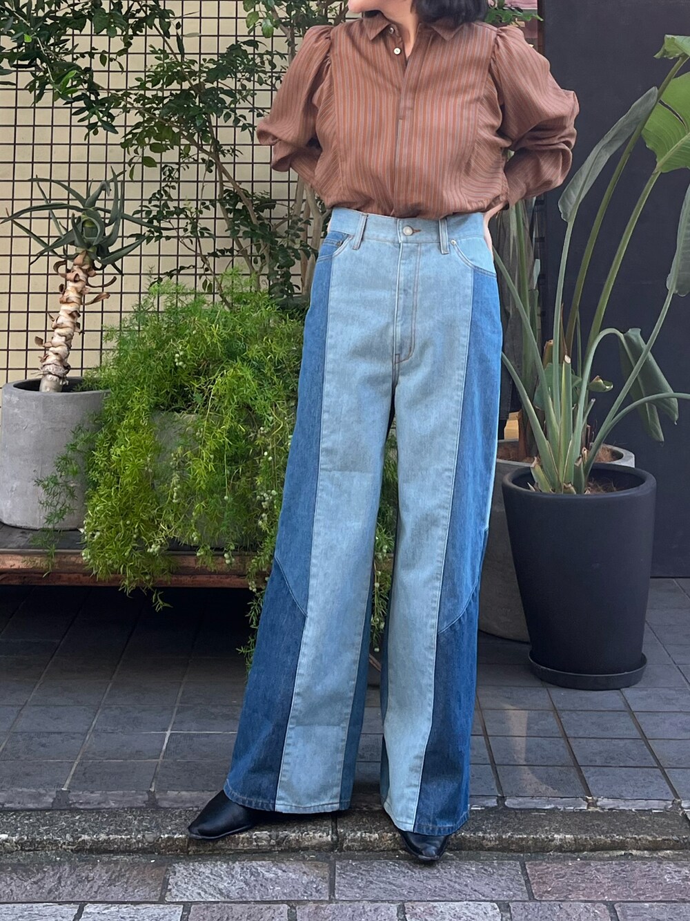 「秋コーデ、秋のコーデ、パンツコーデ、秋カラー、カジュアル、ootd、デニム、今日のコーデ、ボリューム袖、デニムコーデ、ワイドパンツ、ワイドデニム、ストライプシャツ、ストライプ、パッチワーク」｜「FIL DE FERのパッチワークデニム　ワイドパンツ（デニムパンツ、ブルー系）」を使った、murata.さん（レディース・161cm）の秋コーディネートの2枚目の写真