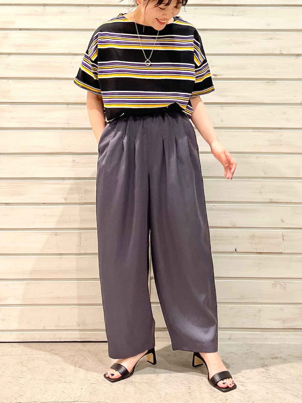 「ラクチンコーデ、お出かけコーデ、リラックススタイル、Tシャツ、サテンパンツ、サテン、エッグパンツ、ootd、メンズライク、ボーダー、今日のコーデ、パンツスタイル」｜「FIL DE FERのワイドボーダー　6分袖カットソー（Tシャツ/カットソー、パープル系）」を使った、murata.さん（レディース・161cm）の春コーディネートの2枚目の写真