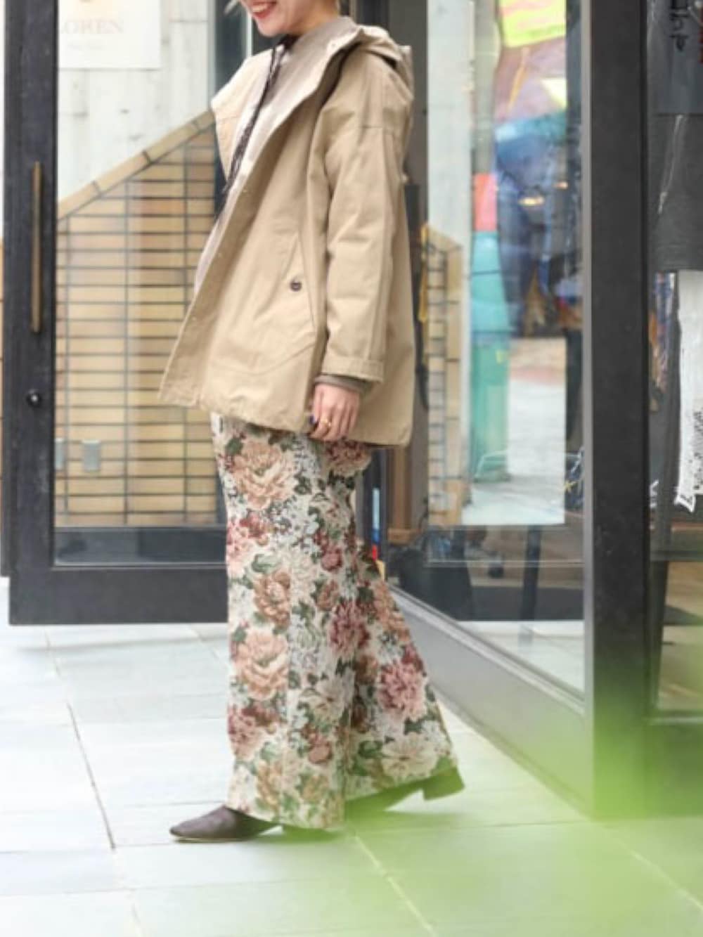 グリーン系のスウェット、ブラウン系のシャツ/ブラウス、ベージュ系のブルゾンを着用したレディースの秋コーディネートの2枚目の写真