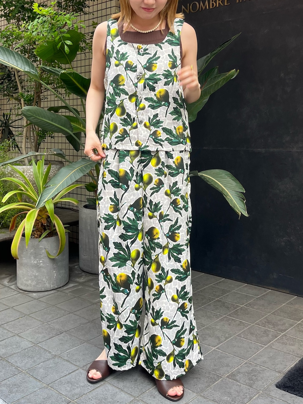 「柄シャツ、今日のコーデ、夏服、夏コーデ、セットアップ、柄パンツ、レイヤードスタイル、ノースリーブ、柄」｜「FIL DE FERの【予約】Fig PT イージーパンツ（その他パンツ、ホワイト系）」を使った、murata.さん（レディース・161cm）の春コーディネートの2枚目の写真