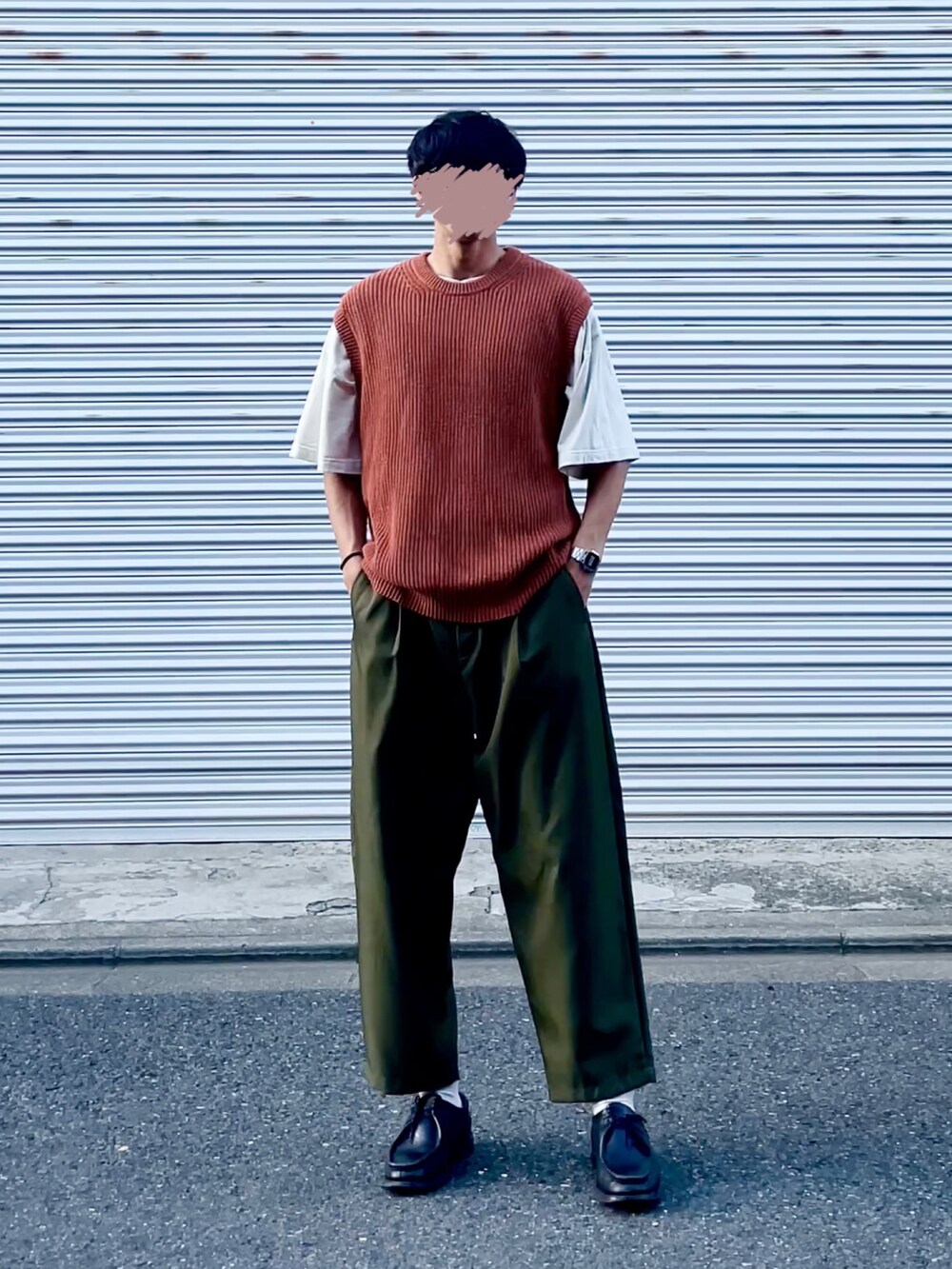 「カジュアルコーデ、シンプルコーデ、ラフ、夏、リラックススタイル、おしゃれさんと繋がりたい、大人コーデ、ストリート、レイヤードスタイル、ニットベスト、ワイドパンツ、オレンジ、グリーン、ホワイト、オトナカジュアル」｜「UNIQLOのアイテム（ニット/セーター、オレンジ系）」を使った、まいこさん（メンズ・183cm）の春コーディネートの4枚目の写真