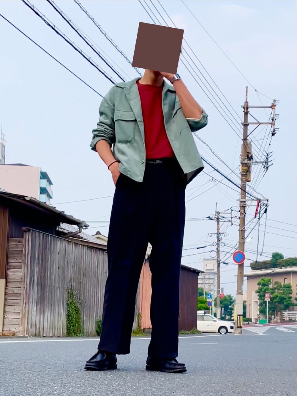 「休日スタイル、ゆるコーデ、お洒落さんとつながりたい、Tシャツ、今日のコーデ、レトロ、ブラック、ブルゾン、赤、コーデュロイ、ワイドパンツ、オーバーサイズ、タックイン、グリーン、ブルー」｜「EMMA CLOTHESのヘヴィーコーデュロイ ボックスシルエット CPOジャケット(EMMA CLOTHES)（ブルゾン、グリーン系）」を使った、まいこさん（メンズ・183cm）の春コーディネートの4枚目の写真