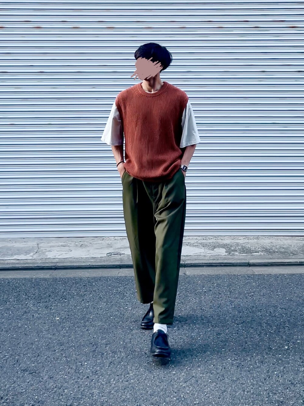 「カジュアルコーデ、シンプルコーデ、ラフ、夏、リラックススタイル、おしゃれさんと繋がりたい、大人コーデ、ストリート、レイヤードスタイル、ニットベスト、ワイドパンツ、オレンジ、グリーン、ホワイト、オトナカジュアル」｜「UNIQLOのアイテム（ニット/セーター、オレンジ系）」を使った、まいこさん（メンズ・183cm）の春コーディネートの3枚目の写真