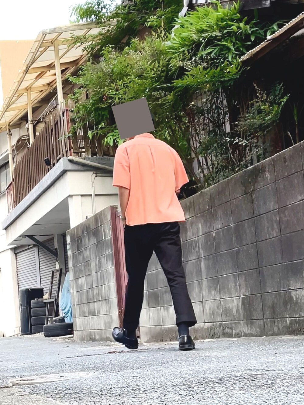 「休日コーデ、初夏コーデ、スラックス、夏コーデ、シャツスタイル、ootd、オープンカラーシャツ、着回しコーデ、ストリート、カラーパンツ、柄シャツ、タックイン、オレンジ、シルバーアクセサリー、ブラック」｜「KANGOLの▽WEB限定 KANGOL/カンゴール 別注 リラックスオープンカラーシャツ(1/2スリーブ)（シャツ/ブラウス、オレンジ系）」を使った、まいこさん（メンズ・183cm）の春コーディネートの4枚目の写真