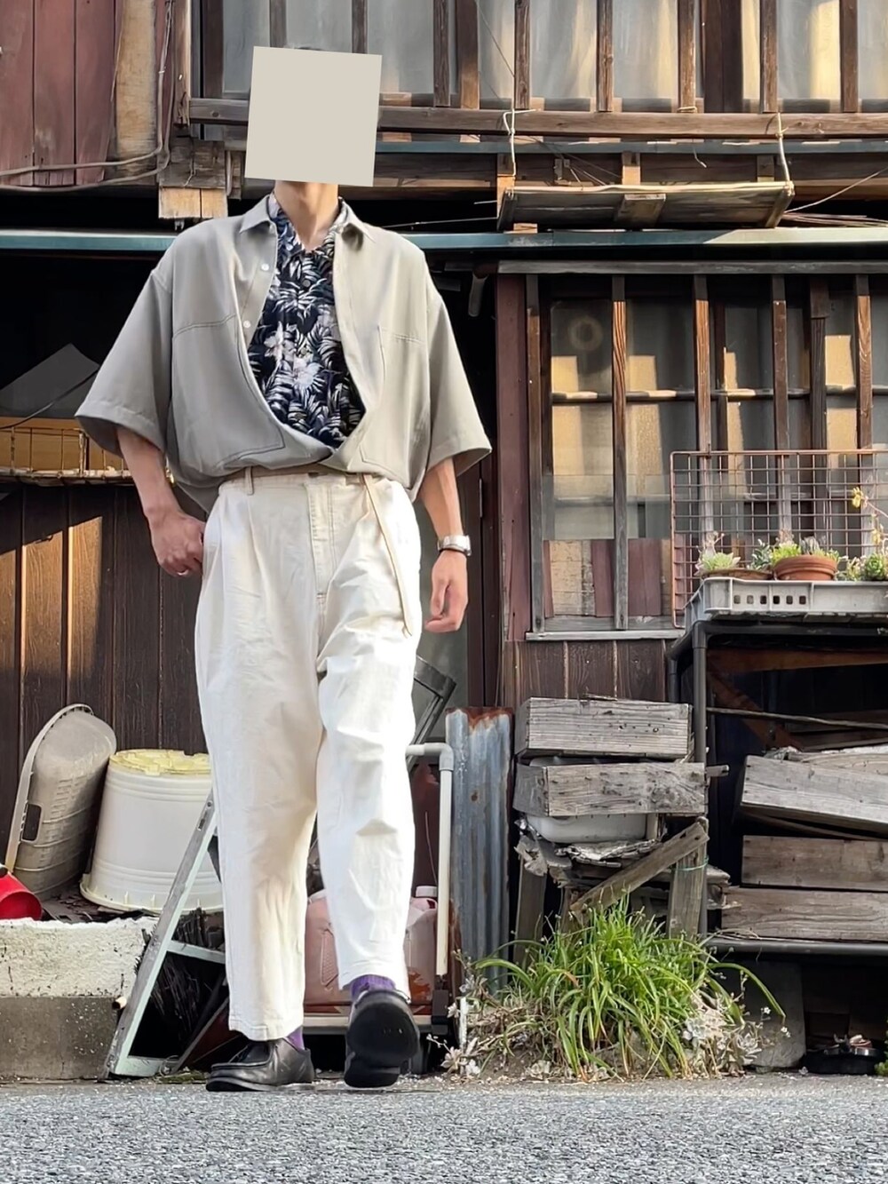 「きれいめカジュアル、カジュアルコーデ、大人カジュアル、シンプルスタイル、春夏コーデ、夏コーデ、オーバーサイズ、キレイめ、休日スタイル、爽やかコーデ、古着コーデ、柄シャツ、タックイン、ベージュ、白パンツ」｜「EMMA CLOTHESの【3点セットアップ】ブライトポプリン リラックス オーバーサイズ 鬼ステッチビッグWポケットレギュラーカラーCPOシャツ＆テーパード2タックワイドパンツ＆2タックワイドショーツ ワンマイルウェア（セットアップ、ベージュ系）」を使った、まいこさん（メンズ・183cm）の春コーディネートの4枚目の写真