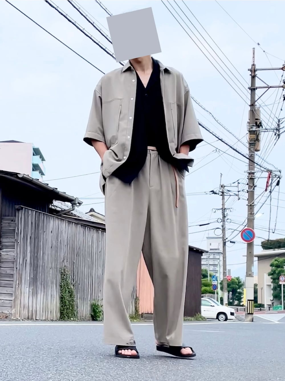 「初夏コーデ、今日のコーデ、きれいめコーディネート、シャツコーデ、夏コーデ、オープンカラーシャツ、GU、ootd、セットアップ、サンダル、ガチャベルト、カジュアルコーデ、カジュアル、FUDGEBOYのトラッドスタイル、ベージュ」｜「EMMA CLOTHESの【3点セットアップ】ブライトポプリン リラックス オーバーサイズ 鬼ステッチビッグWポケットレギュラーカラーCPOシャツ＆テーパード2タックワイドパンツ＆2タックワイドショーツ ワンマイルウェア（セットアップ、ベージュ系）」を使った、まいこさん（メンズ・183cm）の春コーディネートの4枚目の写真