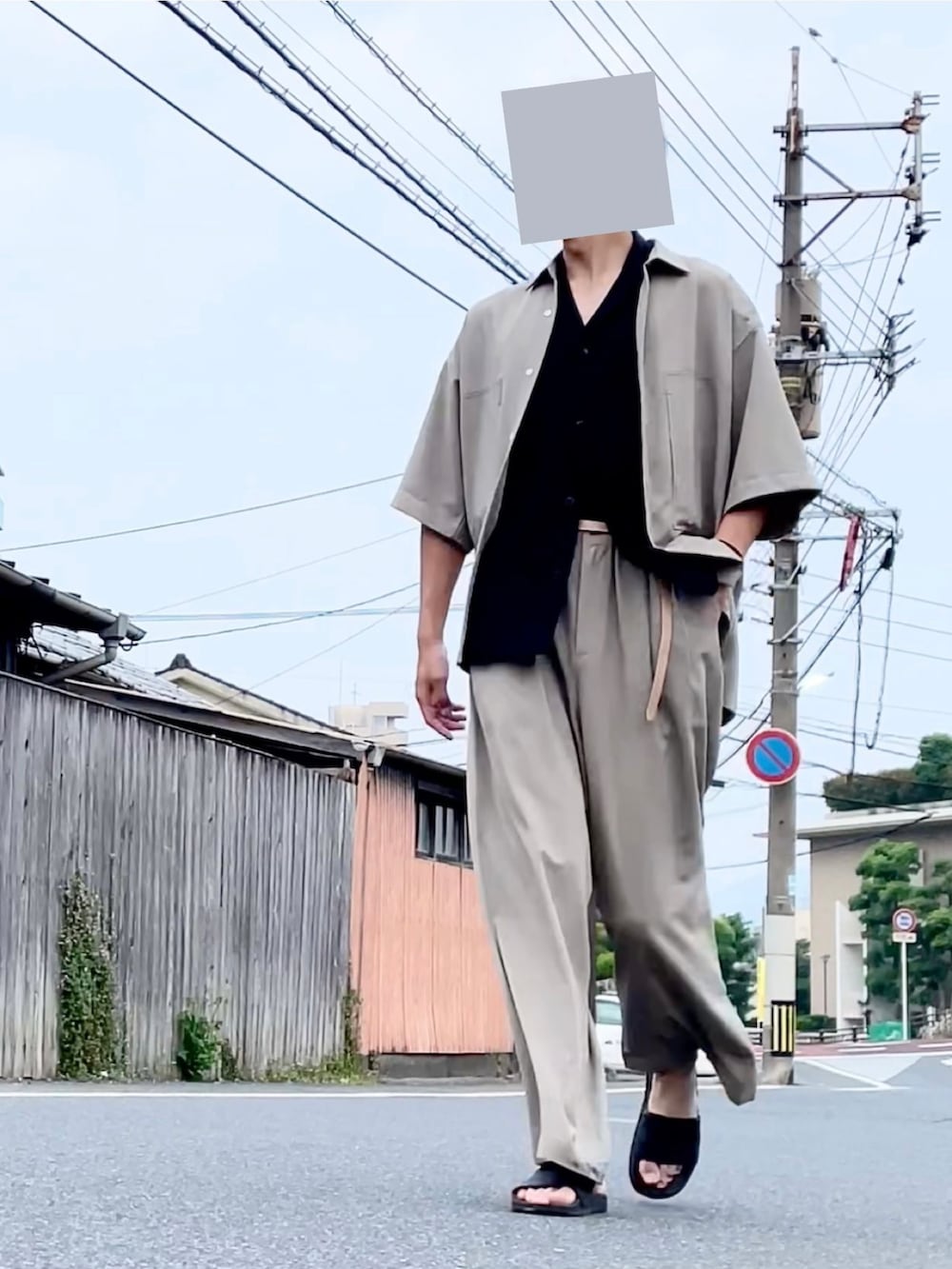 「初夏コーデ、今日のコーデ、きれいめコーディネート、シャツコーデ、夏コーデ、オープンカラーシャツ、GU、ootd、セットアップ、サンダル、ガチャベルト、カジュアルコーデ、カジュアル、FUDGEBOYのトラッドスタイル、ベージュ」｜「EMMA CLOTHESの【3点セットアップ】ブライトポプリン リラックス オーバーサイズ 鬼ステッチビッグWポケットレギュラーカラーCPOシャツ＆テーパード2タックワイドパンツ＆2タックワイドショーツ ワンマイルウェア（セットアップ、ベージュ系）」を使った、まいこさん（メンズ・183cm）の春コーディネートの2枚目の写真
