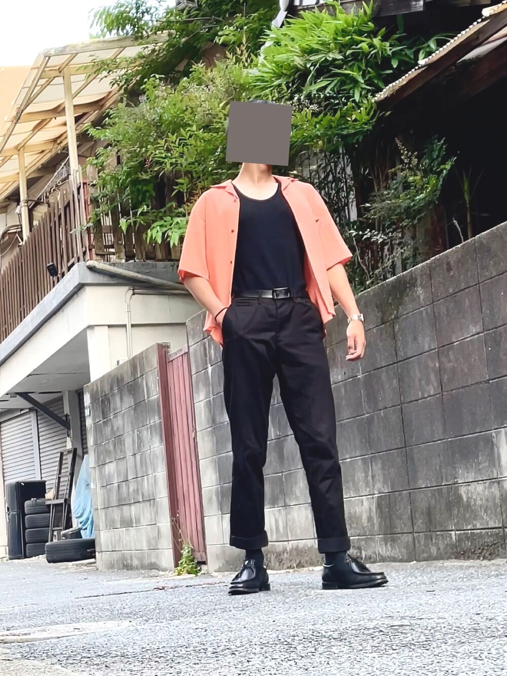 「休日コーデ、初夏コーデ、スラックス、夏コーデ、シャツスタイル、ootd、オープンカラーシャツ、着回しコーデ、ストリート、カラーパンツ、柄シャツ、タックイン、オレンジ、シルバーアクセサリー、ブラック」｜「KANGOLの▽WEB限定 KANGOL/カンゴール 別注 リラックスオープンカラーシャツ(1/2スリーブ)（シャツ/ブラウス、オレンジ系）」を使った、まいこさん（メンズ・183cm）の春コーディネートの5枚目の写真