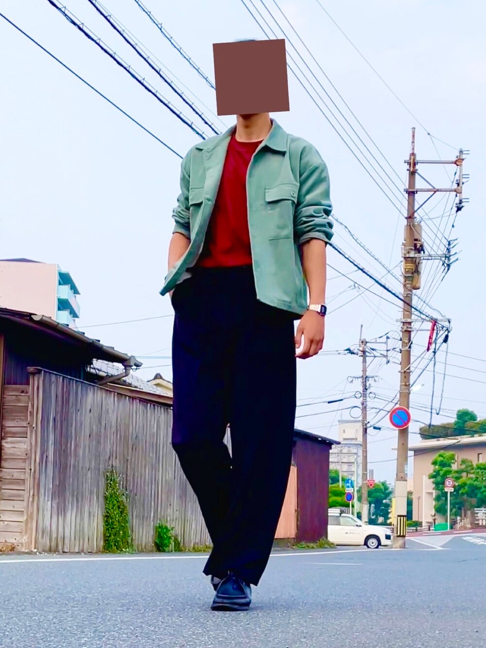 「休日スタイル、ゆるコーデ、お洒落さんとつながりたい、Tシャツ、今日のコーデ、レトロ、ブラック、ブルゾン、赤、コーデュロイ、ワイドパンツ、オーバーサイズ、タックイン、グリーン、ブルー」｜「EMMA CLOTHESのヘヴィーコーデュロイ ボックスシルエット CPOジャケット(EMMA CLOTHES)（ブルゾン、グリーン系）」を使った、まいこさん（メンズ・183cm）の春コーディネートの2枚目の写真