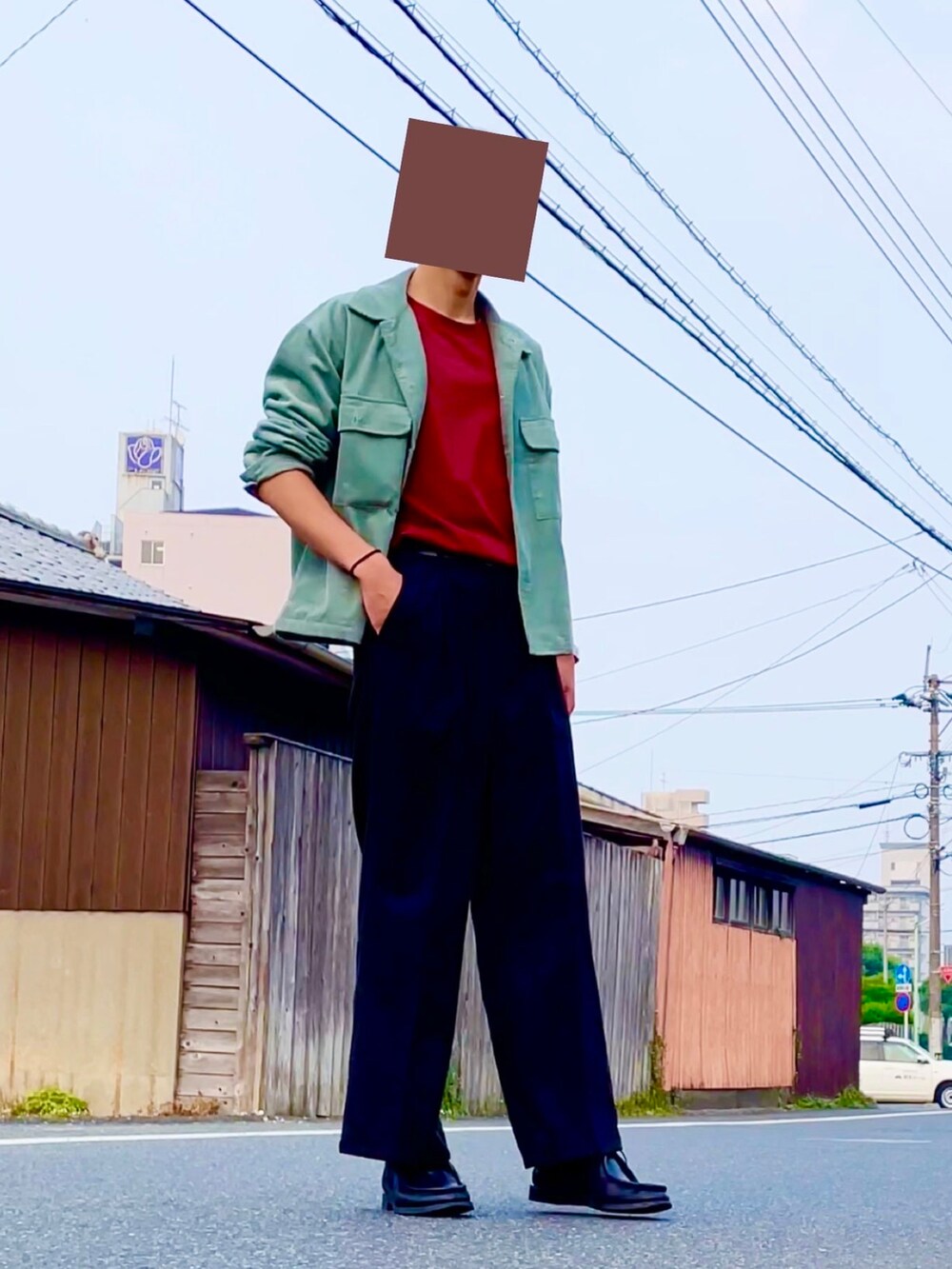 「休日スタイル、ゆるコーデ、お洒落さんとつながりたい、Tシャツ、今日のコーデ、レトロ、ブラック、ブルゾン、赤、コーデュロイ、ワイドパンツ、オーバーサイズ、タックイン、グリーン、ブルー」｜「EMMA CLOTHESのヘヴィーコーデュロイ ボックスシルエット CPOジャケット(EMMA CLOTHES)（ブルゾン、グリーン系）」を使った、まいこさん（メンズ・183cm）の春コーディネートの3枚目の写真
