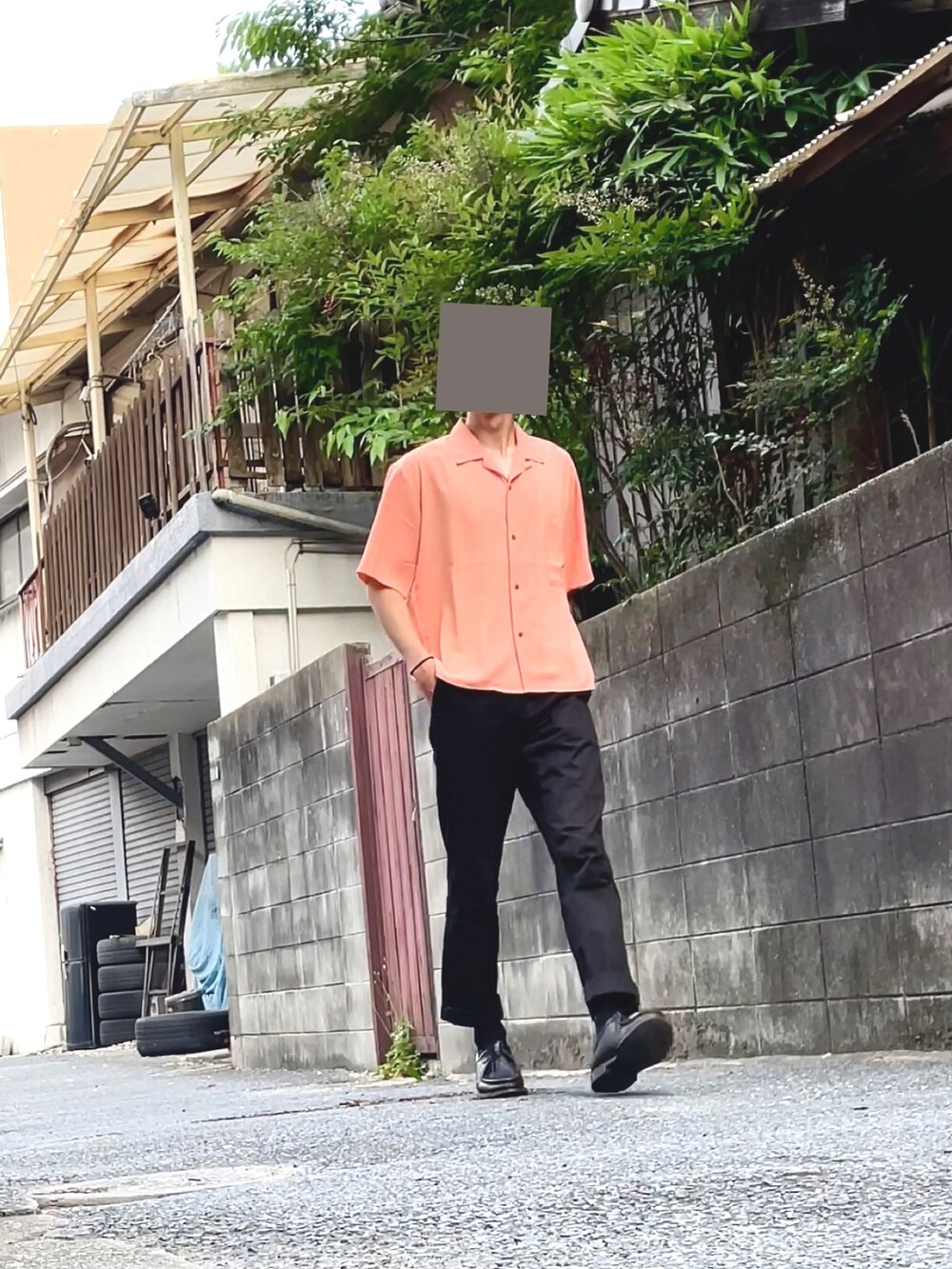 「休日コーデ、初夏コーデ、スラックス、夏コーデ、シャツスタイル、ootd、オープンカラーシャツ、着回しコーデ、ストリート、カラーパンツ、柄シャツ、タックイン、オレンジ、シルバーアクセサリー、ブラック」｜「KANGOLの▽WEB限定 KANGOL/カンゴール 別注 リラックスオープンカラーシャツ(1/2スリーブ)（シャツ/ブラウス、オレンジ系）」を使った、まいこさん（メンズ・183cm）の春コーディネートの2枚目の写真