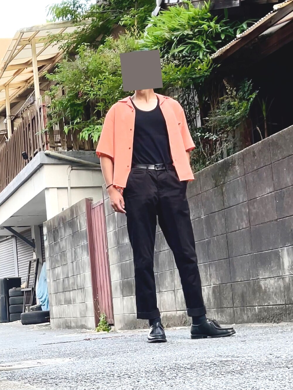 「休日コーデ、初夏コーデ、スラックス、夏コーデ、シャツスタイル、ootd、オープンカラーシャツ、着回しコーデ、ストリート、カラーパンツ、柄シャツ、タックイン、オレンジ、シルバーアクセサリー、ブラック」｜「KANGOLの▽WEB限定 KANGOL/カンゴール 別注 リラックスオープンカラーシャツ(1/2スリーブ)（シャツ/ブラウス、オレンジ系）」を使った、まいこさん（メンズ・183cm）の春コーディネートの3枚目の写真