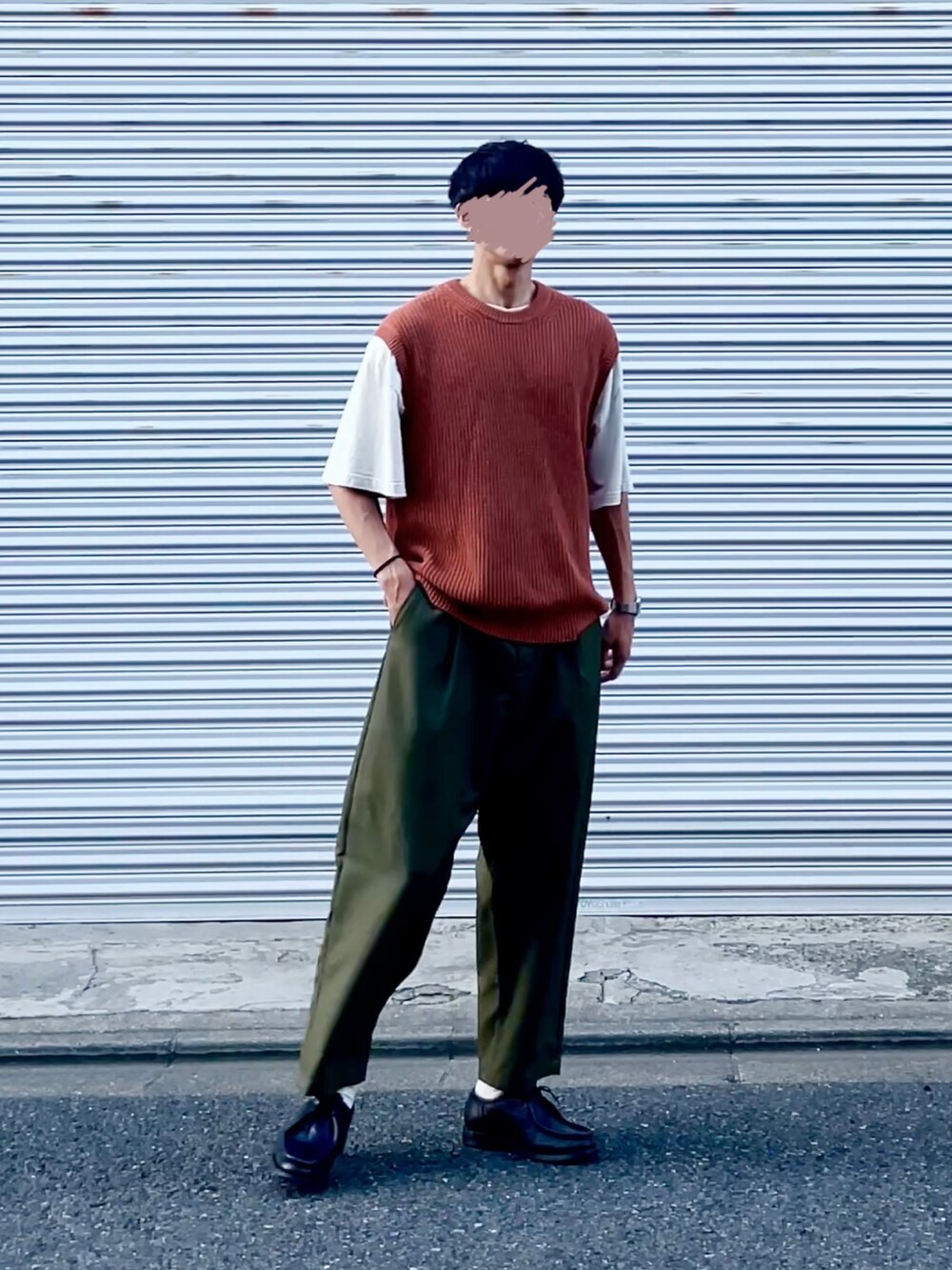 「カジュアルコーデ、シンプルコーデ、ラフ、夏、リラックススタイル、おしゃれさんと繋がりたい、大人コーデ、ストリート、レイヤードスタイル、ニットベスト、ワイドパンツ、オレンジ、グリーン、ホワイト、オトナカジュアル」｜「UNIQLOのアイテム（ニット/セーター、オレンジ系）」を使った、まいこさん（メンズ・183cm）の春コーディネートの2枚目の写真