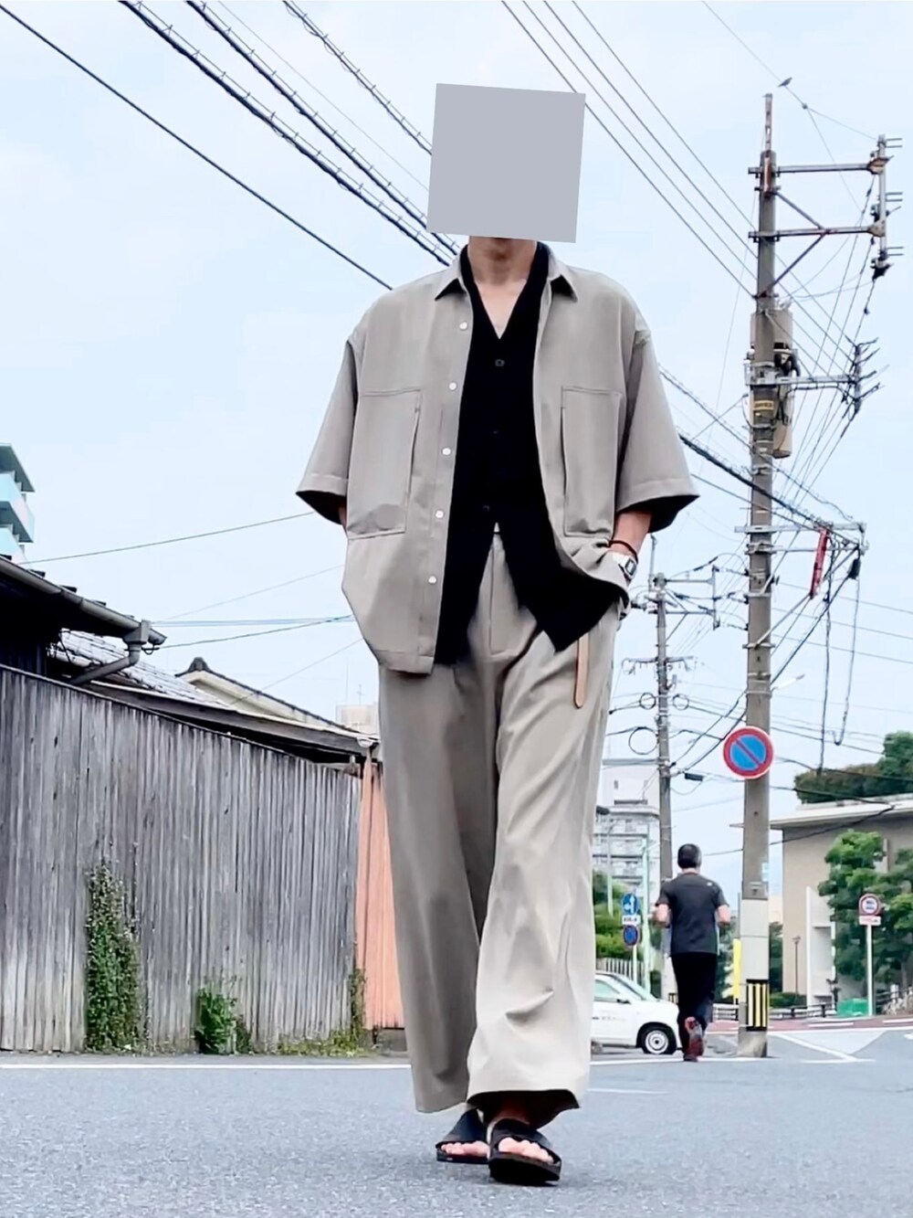 「初夏コーデ、今日のコーデ、きれいめコーディネート、シャツコーデ、夏コーデ、オープンカラーシャツ、GU、ootd、セットアップ、サンダル、ガチャベルト、カジュアルコーデ、カジュアル、FUDGEBOYのトラッドスタイル、ベージュ」｜「EMMA CLOTHESの【3点セットアップ】ブライトポプリン リラックス オーバーサイズ 鬼ステッチビッグWポケットレギュラーカラーCPOシャツ＆テーパード2タックワイドパンツ＆2タックワイドショーツ ワンマイルウェア（セットアップ、ベージュ系）」を使った、まいこさん（メンズ・183cm）の春コーディネートの5枚目の写真