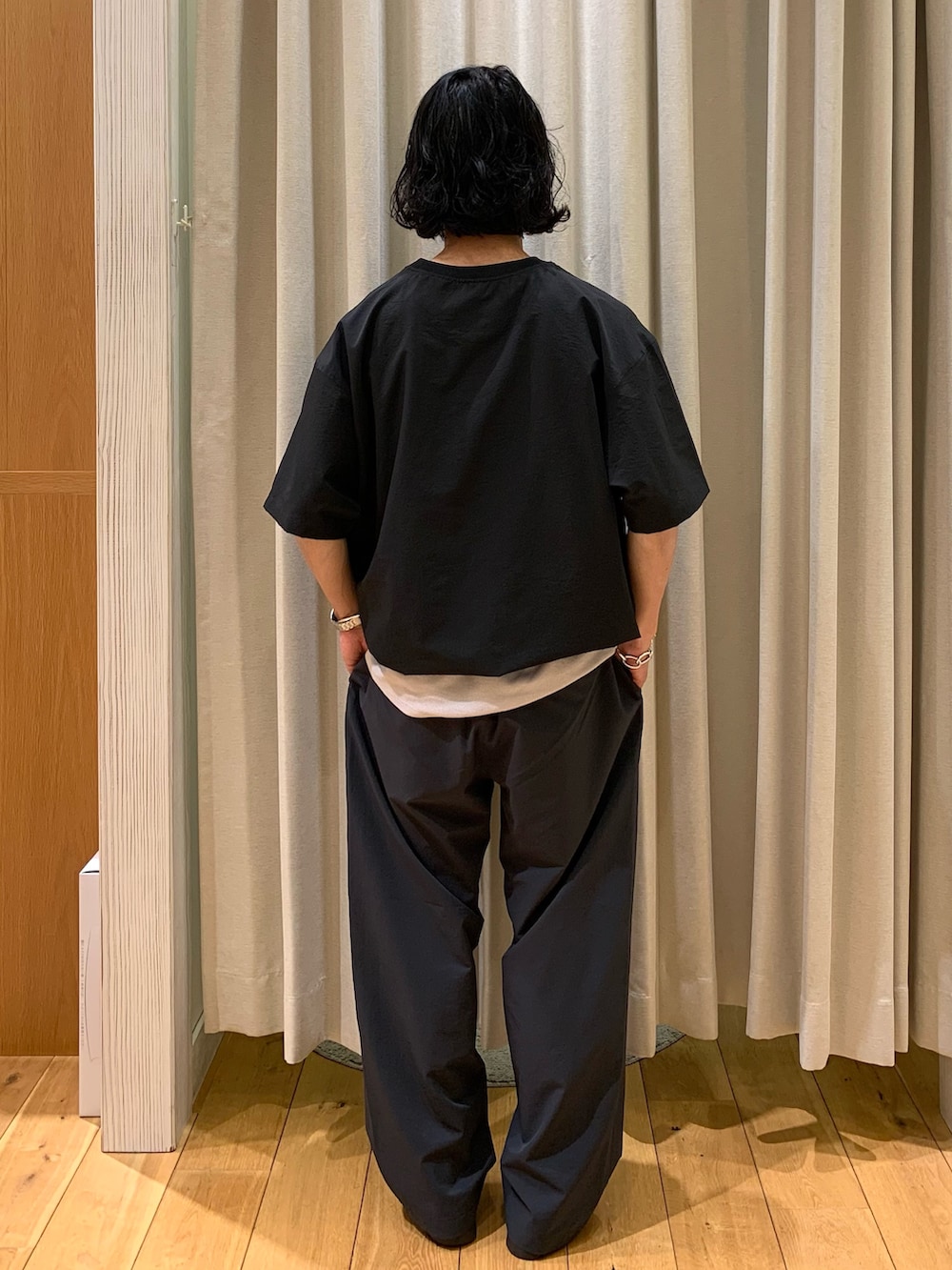 ブラック系のTシャツ/カットソー、ブラック系のその他パンツを着用したメンズの春コーディネートの3枚目の写真