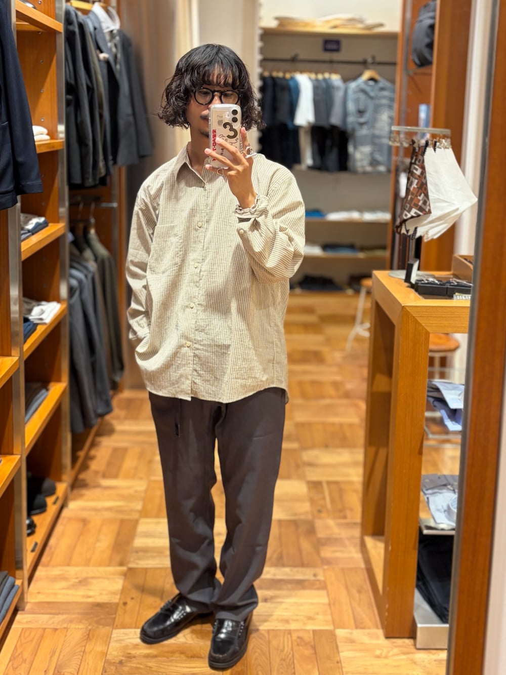 ブラック系のブルゾン、グレー系のその他パンツ、ベージュ系のシャツ/ブラウスを着用したメンズの秋コーディネートの2枚目の写真