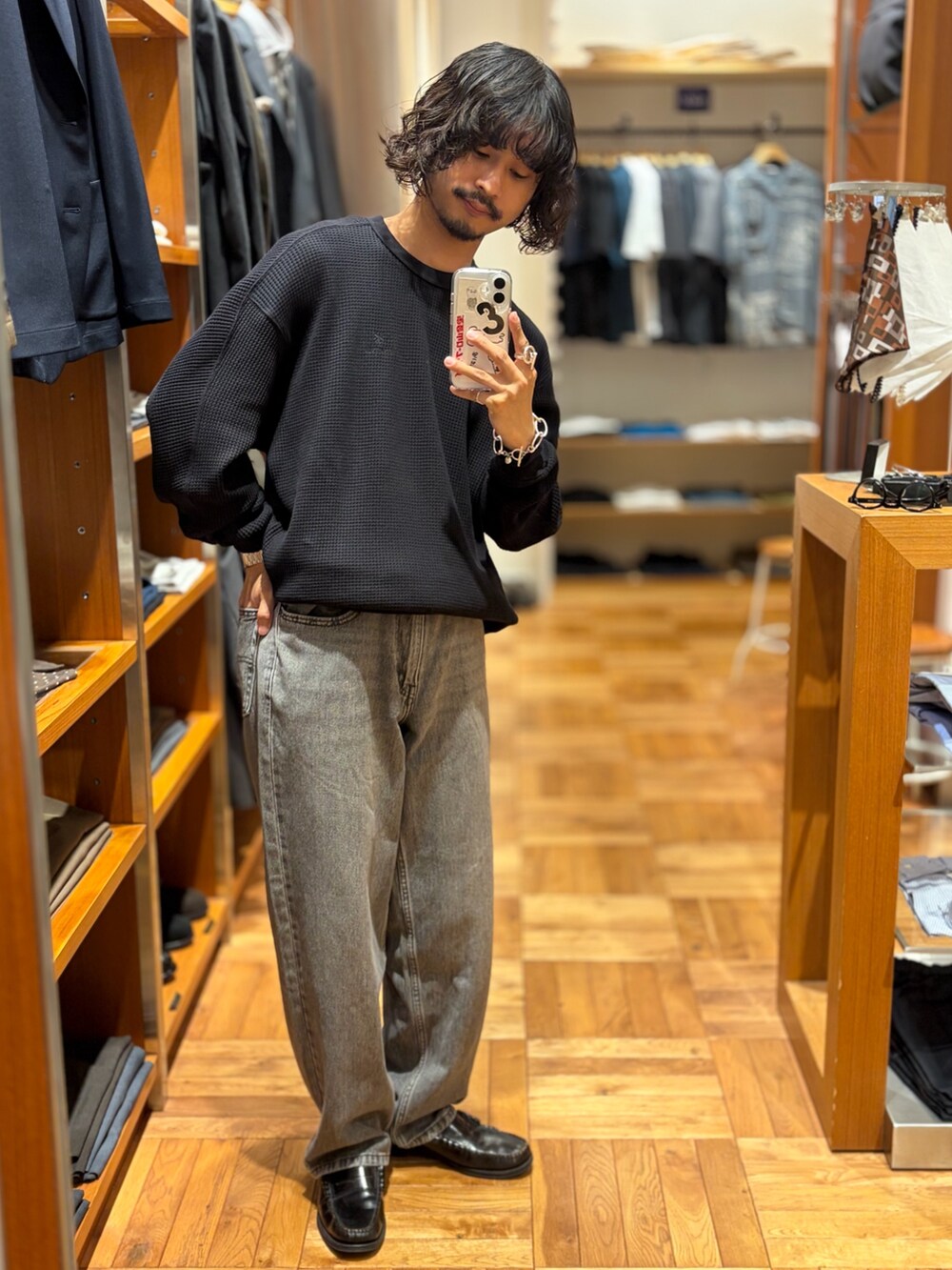 ブラック系のTシャツ/カットソー、ブラック系のデニムパンツを着用したメンズの秋コーディネートの2枚目の写真