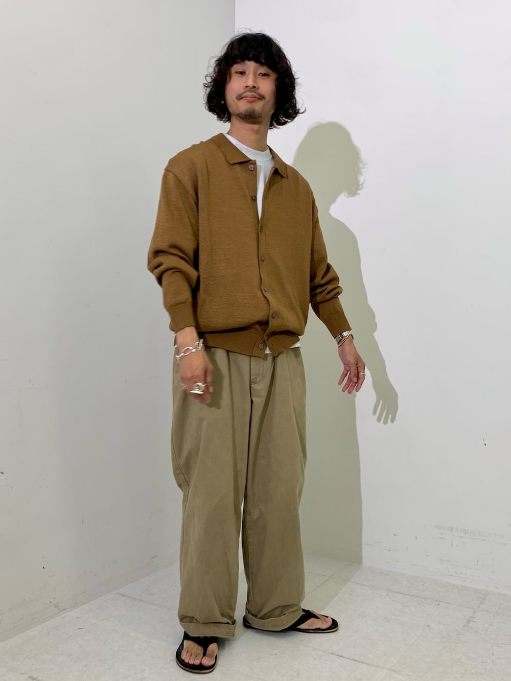 ブラウン系のカーディガン/ボレロを着用したメンズの夏コーディネートの2枚目の写真