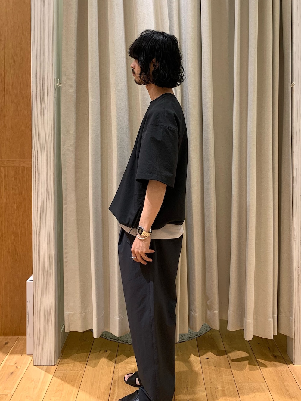 ブラック系のTシャツ/カットソー、ブラック系のその他パンツを着用したメンズの春コーディネートの2枚目の写真