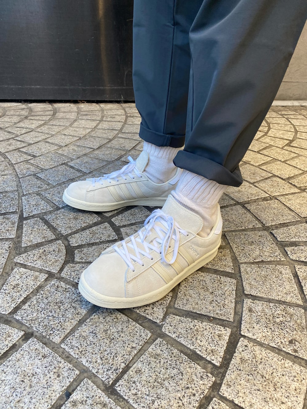 グレー系のバッグ、グリーン系のモッズコート、ブラック系のその他パンツを着用したメンズの冬コーディネートの3枚目の写真