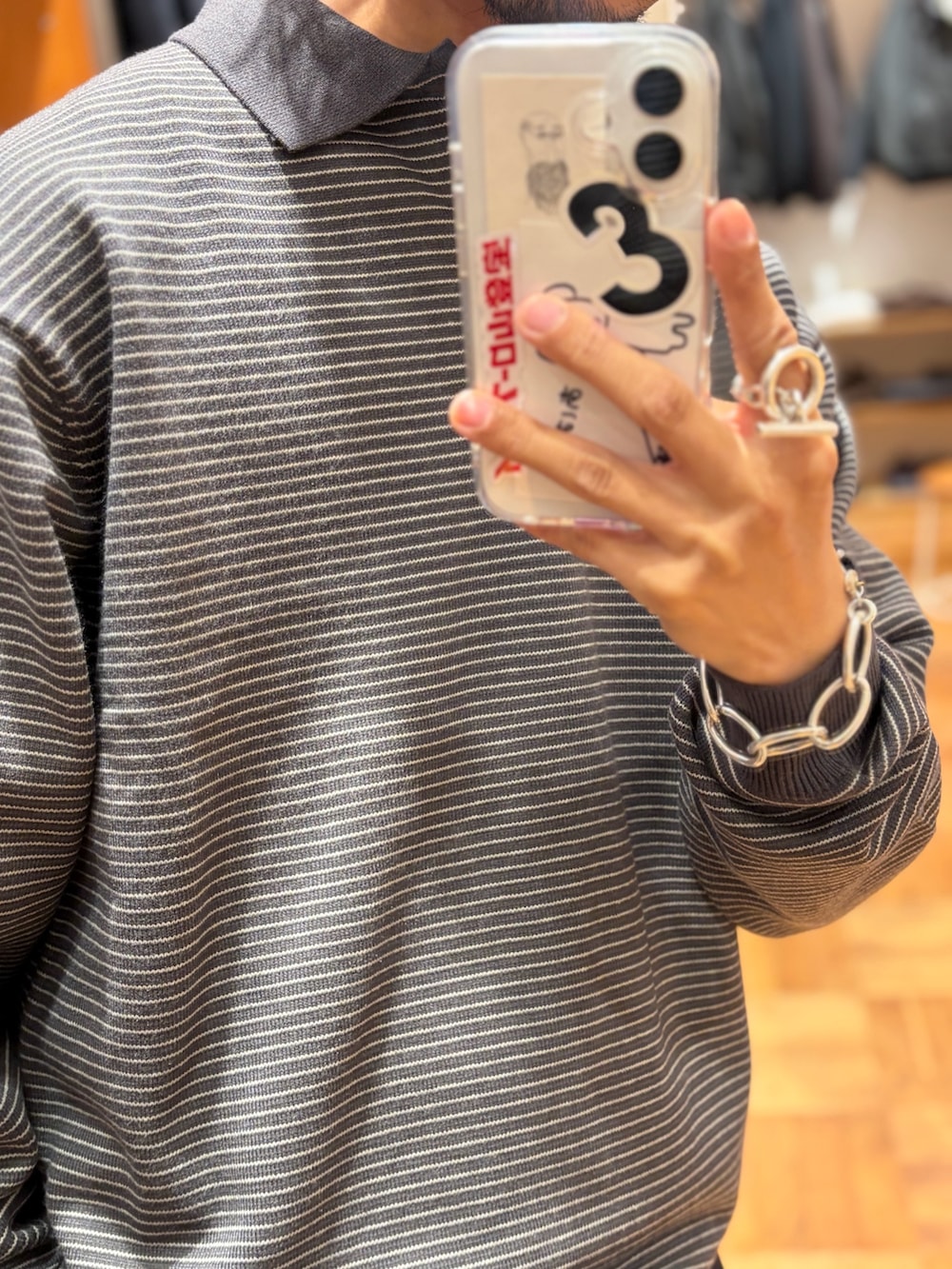 グレー系のニット/セーター、グレー系のその他パンツを着用したメンズの秋コーディネートの2枚目の写真