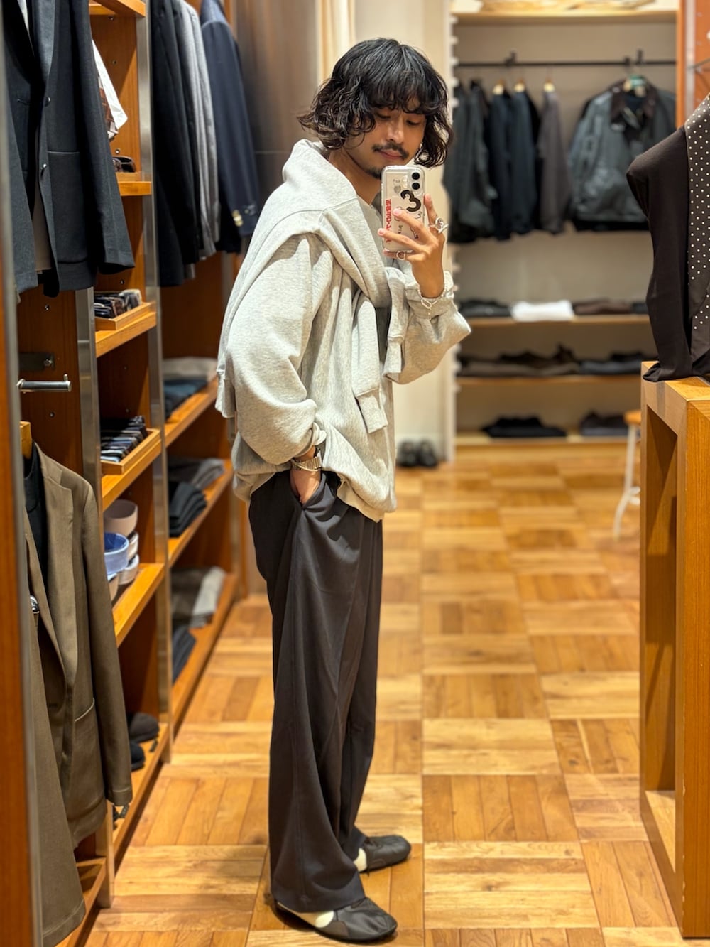グレー系のスウェット、グレー系のその他パンツを着用したメンズの秋コーディネートの2枚目の写真