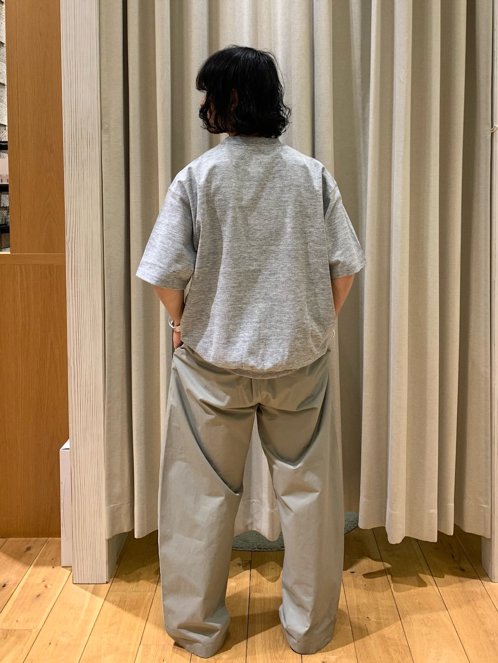 グレー系のTシャツ/カットソーを着用したメンズの春コーディネートの2枚目の写真