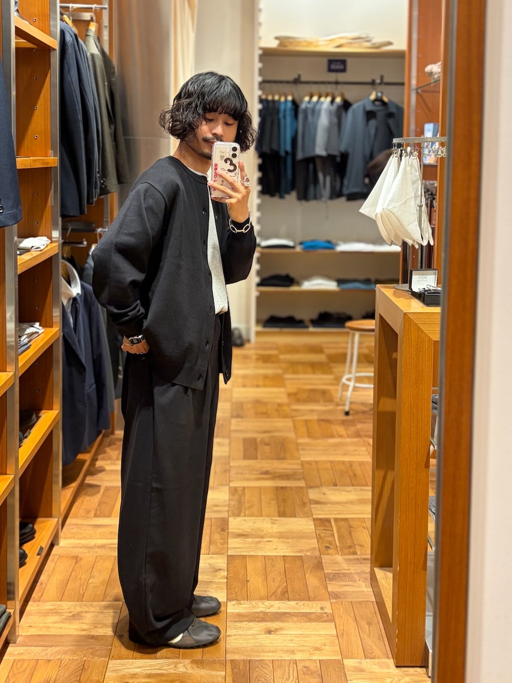 ブラック系のカーディガン/ボレロ、ブラック系のその他パンツを着用したメンズの秋コーディネートの2枚目の写真