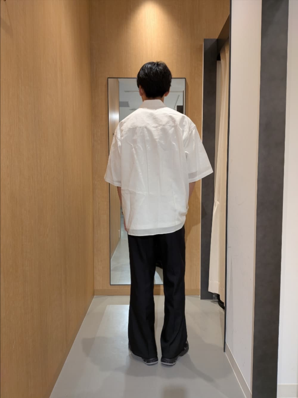 ホワイト系のシャツ/ブラウス、ホワイト系のTシャツ/カットソーを着用したメンズの春コーディネートの3枚目の写真