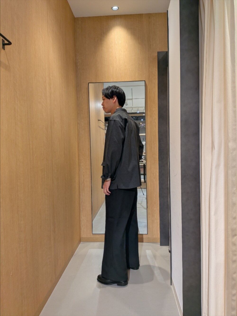 ホワイト系のニット/セーター、グレー系のその他アウター、ブラック系のドレスシューズを着用したメンズの冬コーディネートの3枚目の写真