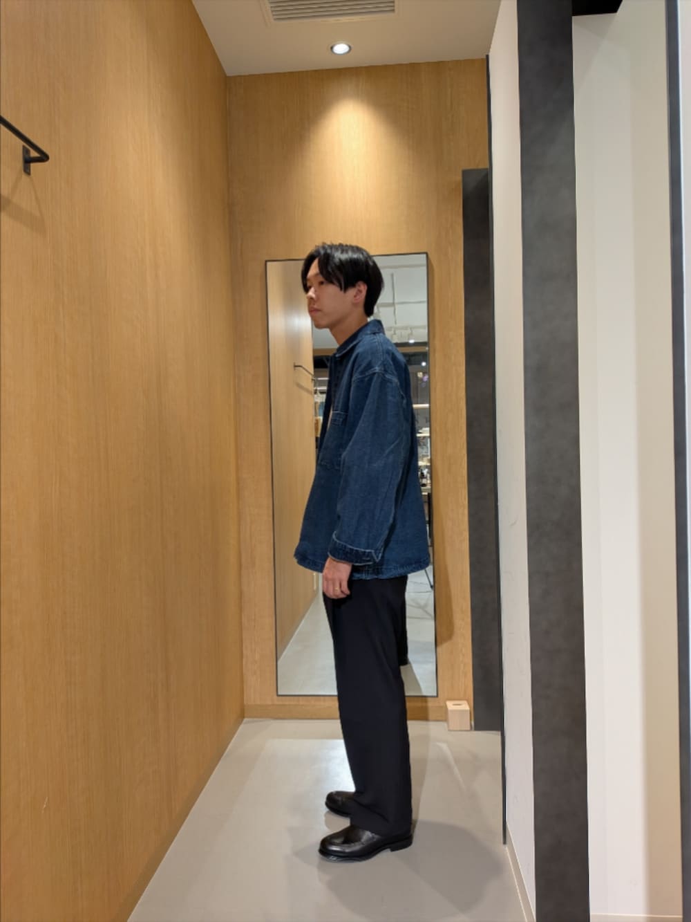 ブルー系のカバーオール、グレー系のTシャツ/カットソー、ブラック系のスーツパンツを着用したメンズの冬コーディネートの3枚目の写真