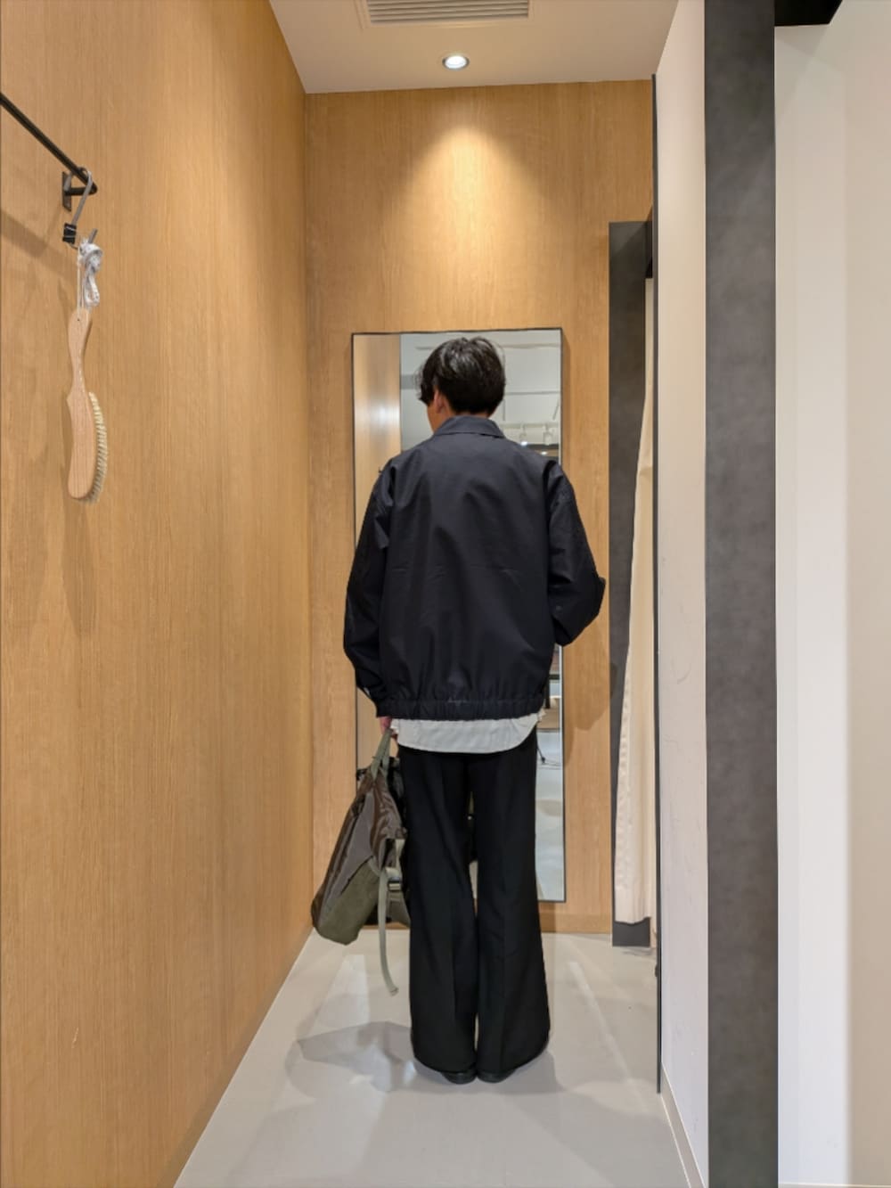 ブルー系のブルゾン、ベージュ系のシャツ/ブラウス、ブラック系のドレスシューズを着用したメンズの冬コーディネートの4枚目の写真