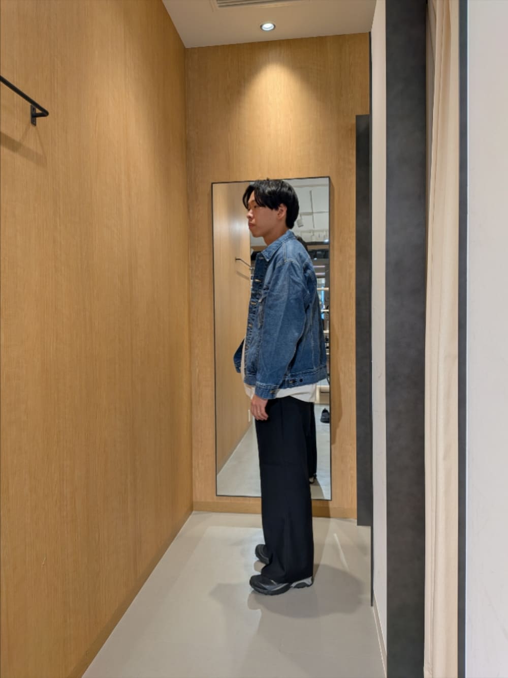 ブルー系のデニムジャケット、ホワイト系のTシャツ/カットソー、ブラック系のスニーカーを着用したメンズの冬コーディネートの4枚目の写真