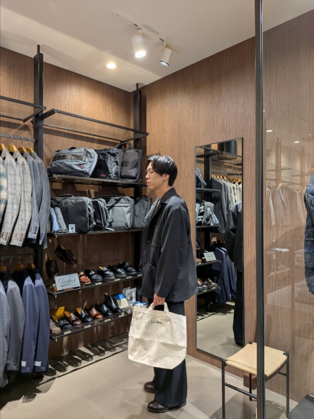 グレー系のジャケット/アウター、グレー系のTシャツ/カットソー、ベージュ系のショルダーバッグを着用したメンズの冬コーディネートの3枚目の写真