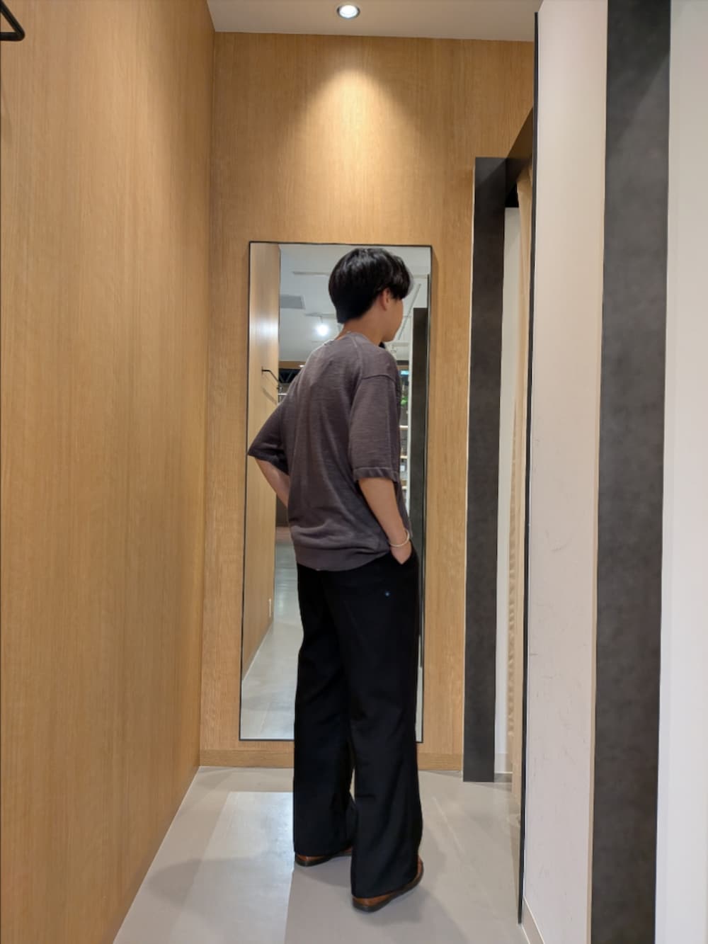 グレー系のニット/セーター、シルバー系のネックレスを着用したメンズの春コーディネートの3枚目の写真