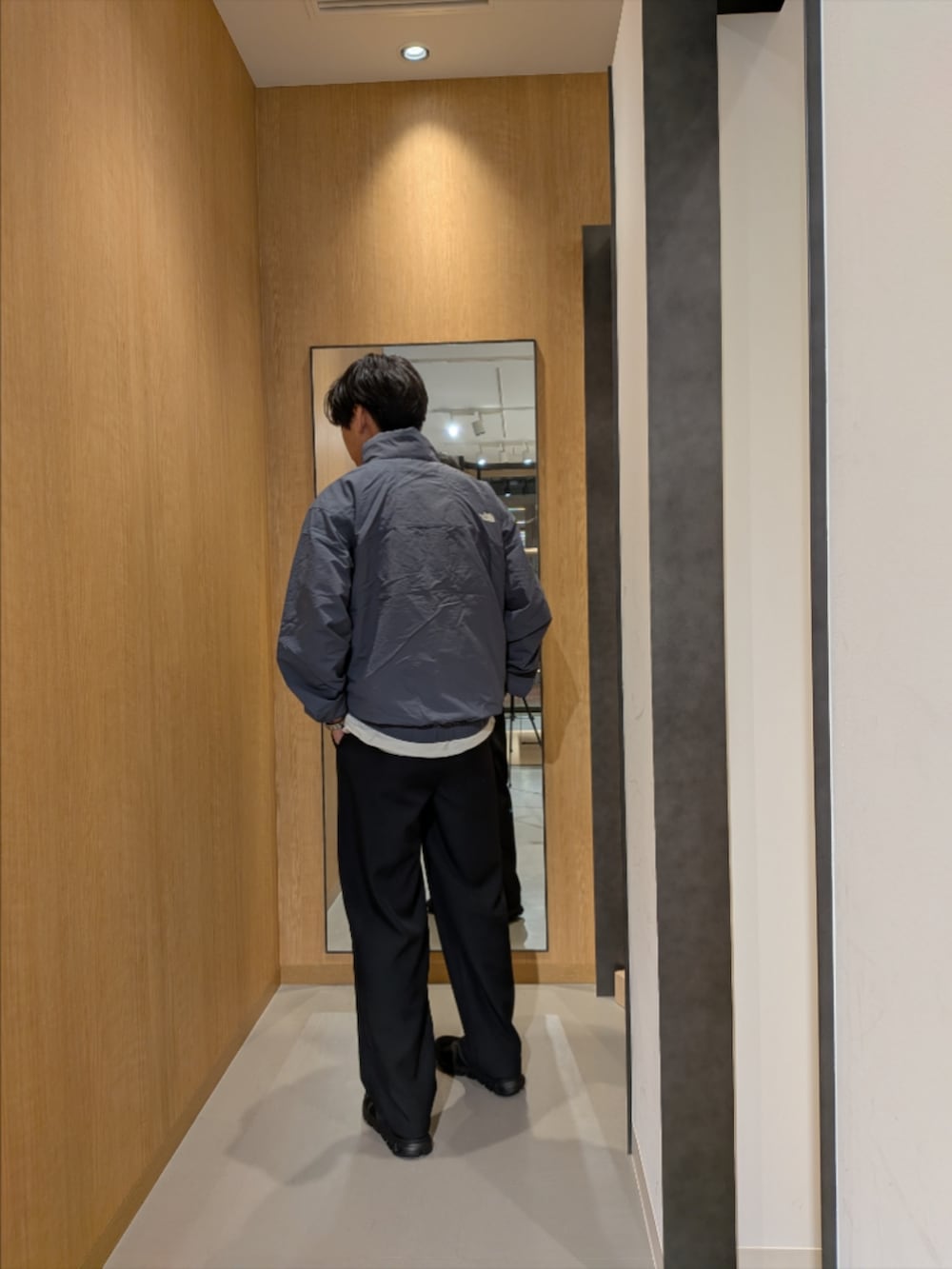 ブルー系のその他パンツ、ブラック系のスニーカーを着用したメンズの冬コーディネートの3枚目の写真