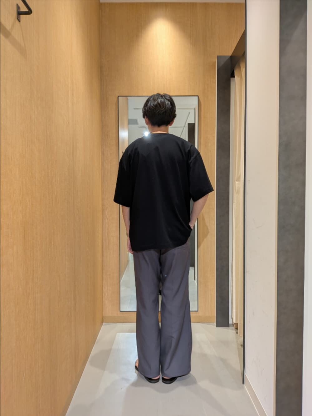 ブラック系のTシャツ/カットソー、ブラック系のサンダルを着用したメンズの夏コーディネートの3枚目の写真