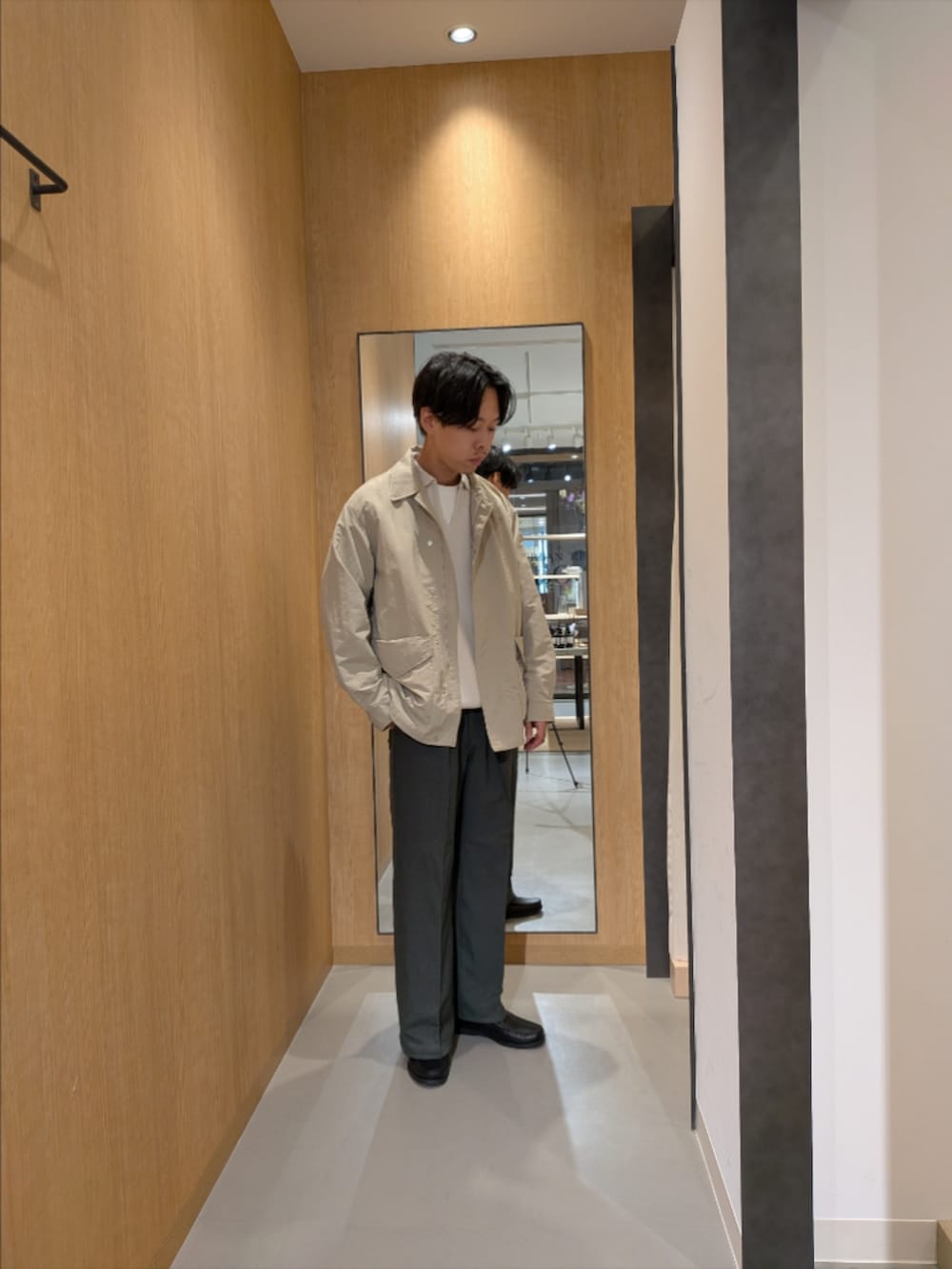 ベージュ系のナイロンジャケット、ブラック系のローファーを着用したメンズの冬コーディネートの2枚目の写真