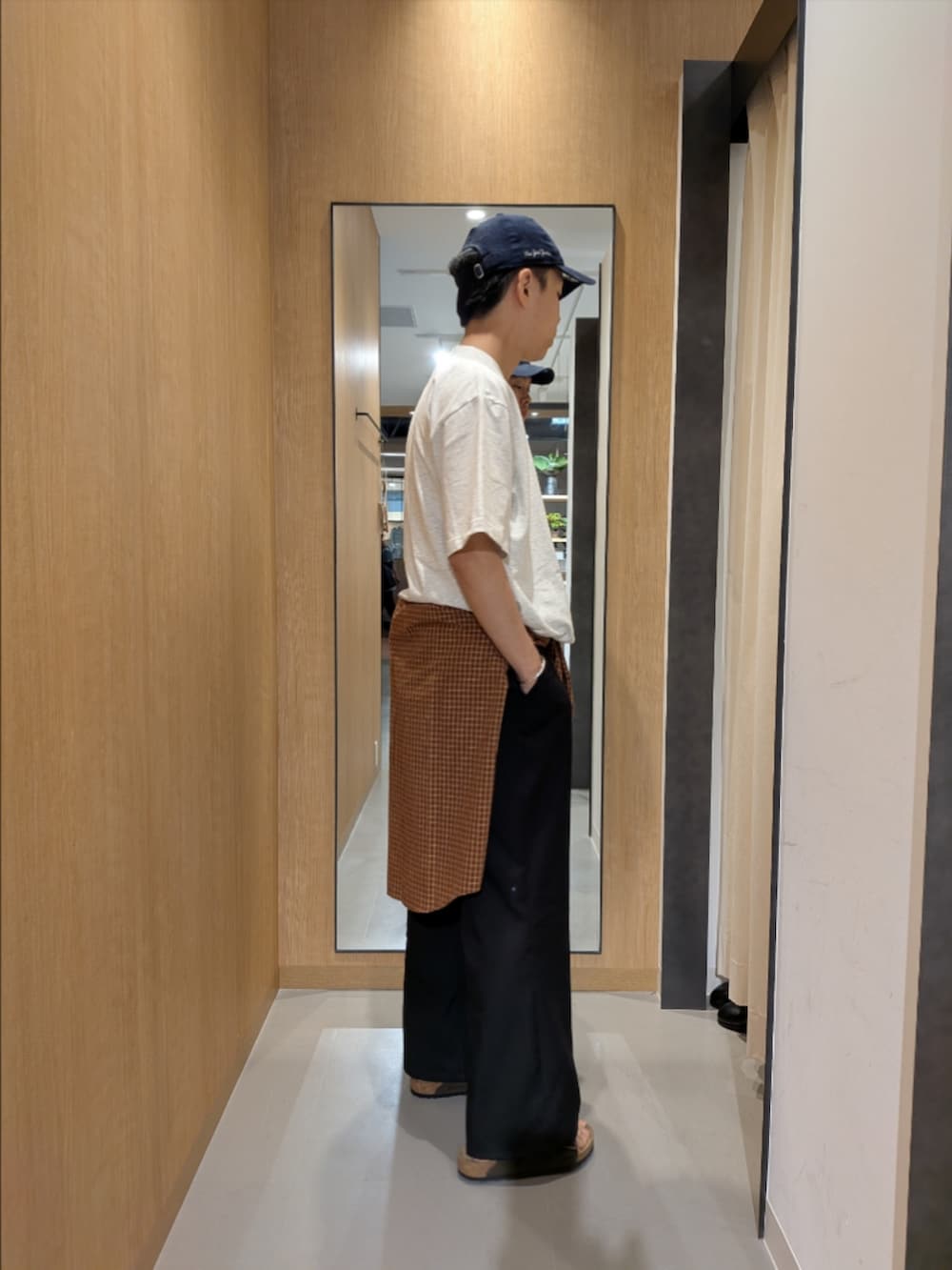 グレー系のTシャツ/カットソー、ブラウン系のサンダル、オレンジ系のシャツ/ブラウスを着用したメンズの夏コーディネートの2枚目の写真