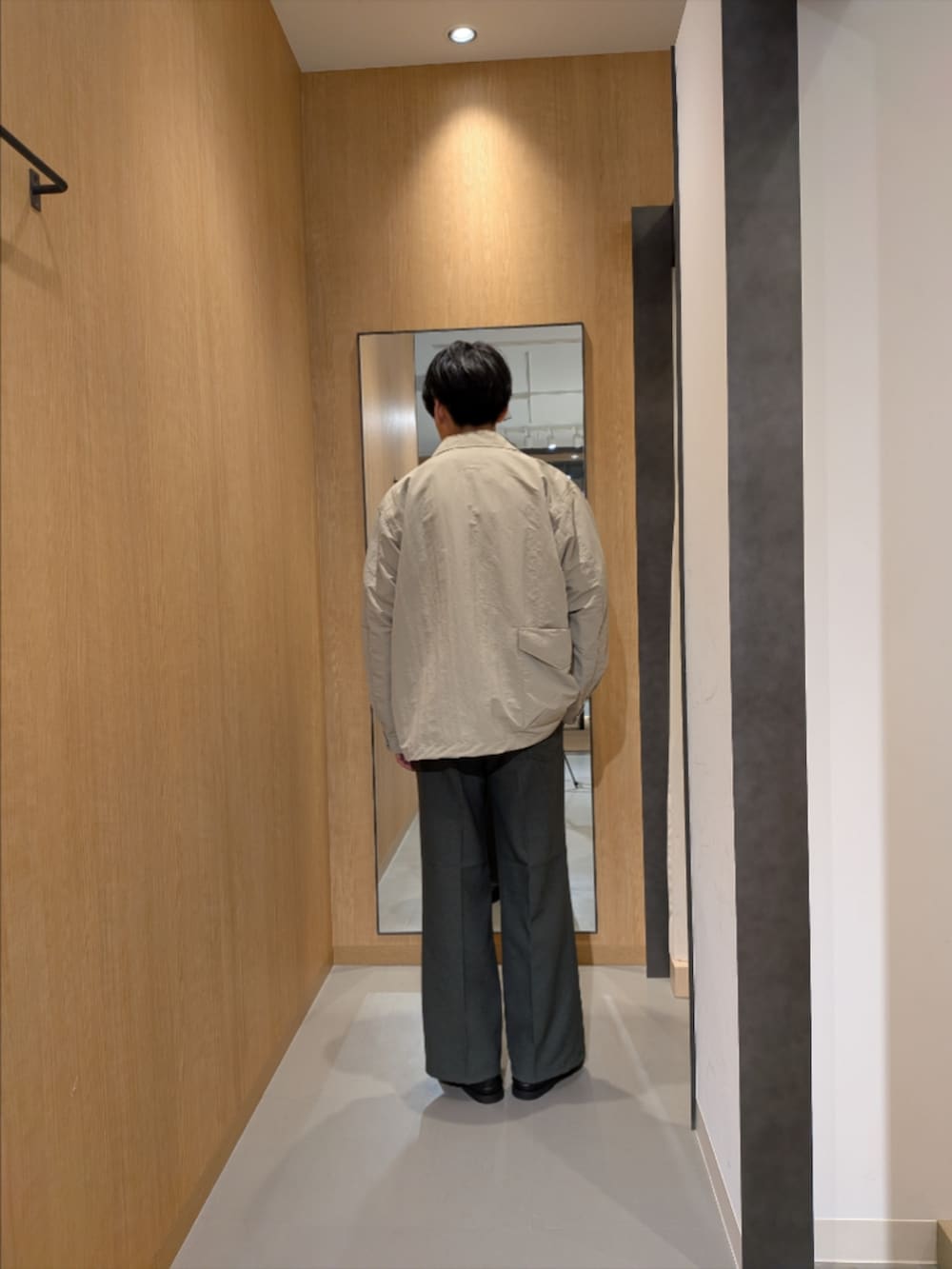 ベージュ系のナイロンジャケット、ブラック系のローファーを着用したメンズの冬コーディネートの4枚目の写真