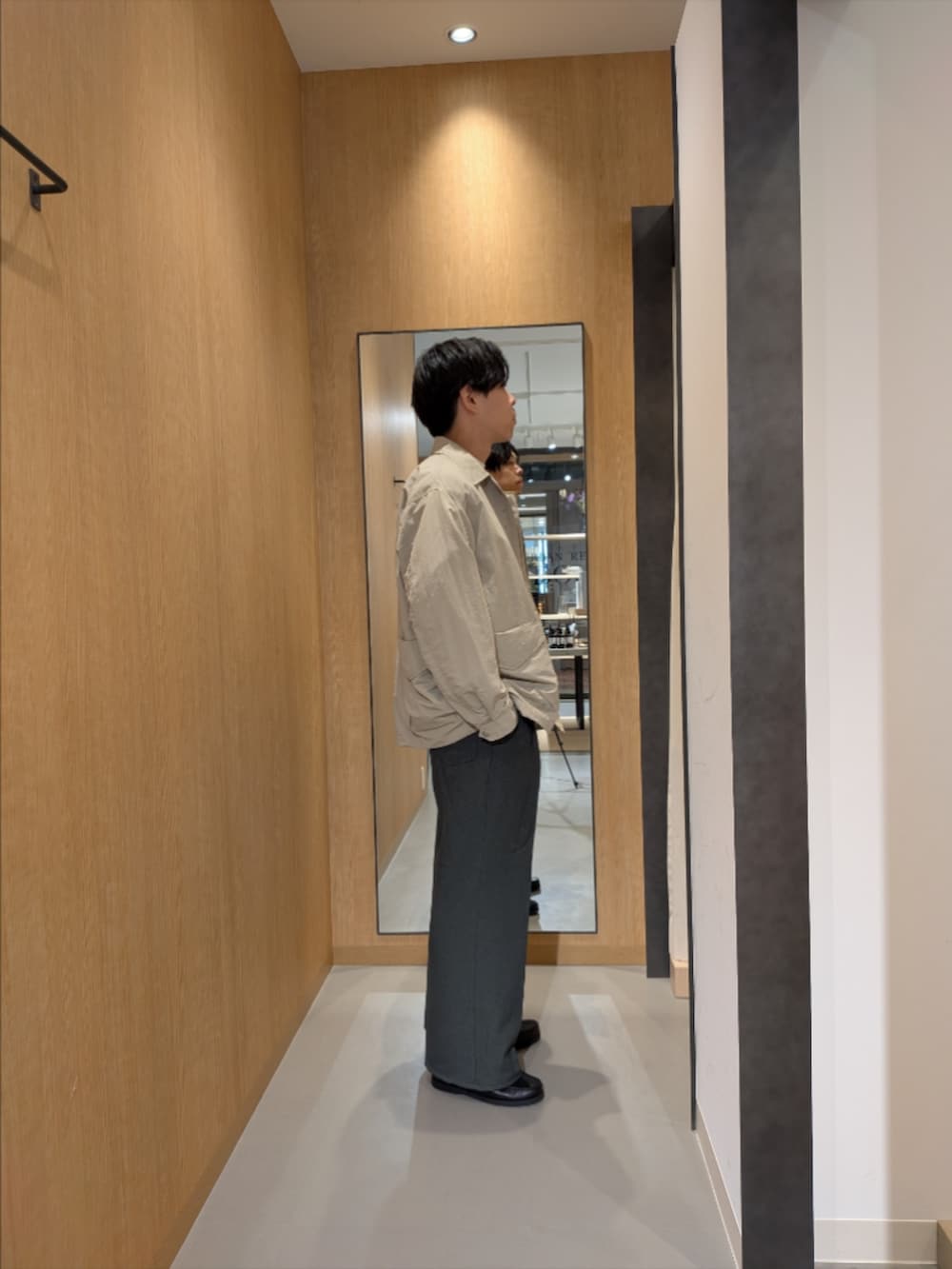 ベージュ系のナイロンジャケット、ブラック系のローファーを着用したメンズの冬コーディネートの3枚目の写真