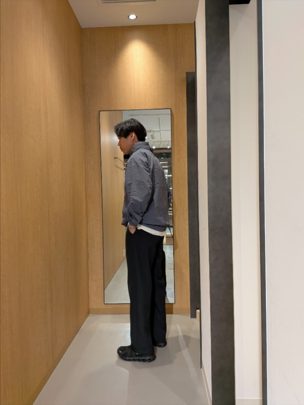 ブルー系のその他パンツ、ブラック系のスニーカーを着用したメンズの冬コーディネートの4枚目の写真