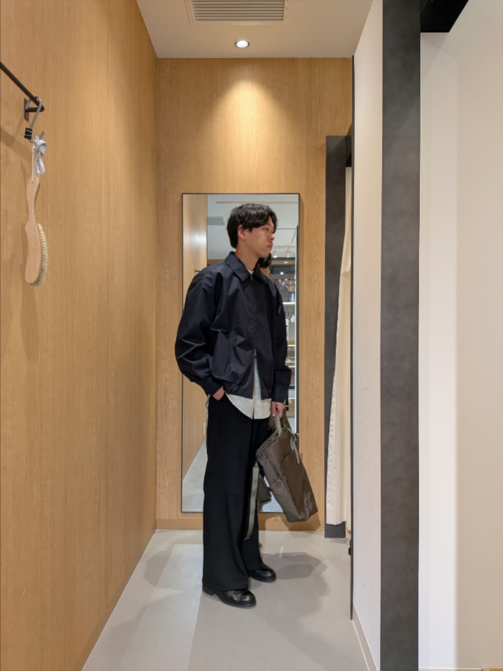 ブルー系のブルゾン、ベージュ系のシャツ/ブラウス、ブラック系のドレスシューズを着用したメンズの冬コーディネートの2枚目の写真