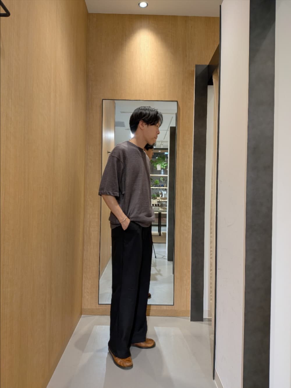 グレー系のニット/セーター、シルバー系のネックレスを着用したメンズの春コーディネートの2枚目の写真
