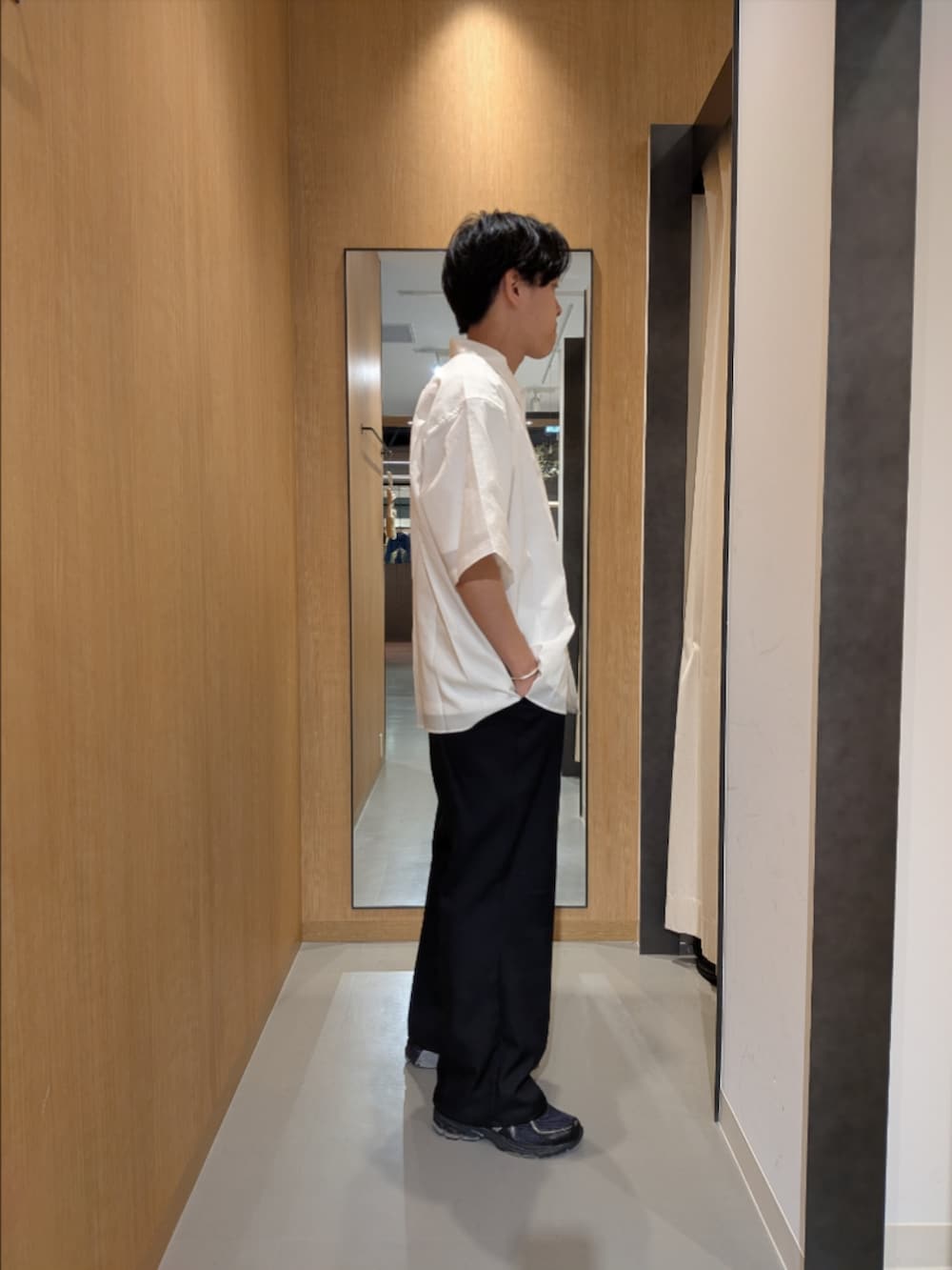 ホワイト系のシャツ/ブラウス、ホワイト系のTシャツ/カットソーを着用したメンズの春コーディネートの2枚目の写真