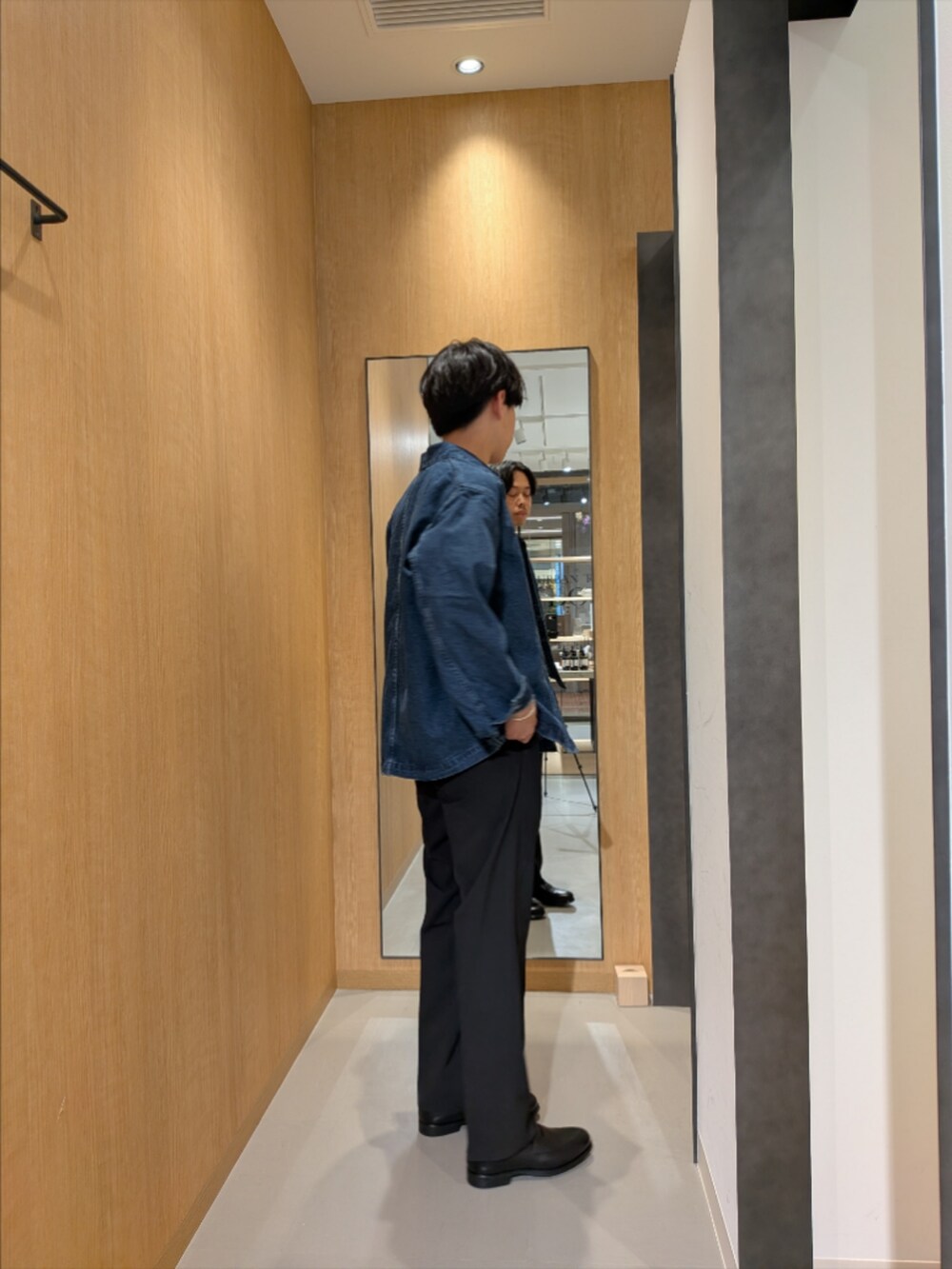 ブルー系のカバーオール、グレー系のTシャツ/カットソー、ブラック系のスーツパンツを着用したメンズの冬コーディネートの2枚目の写真