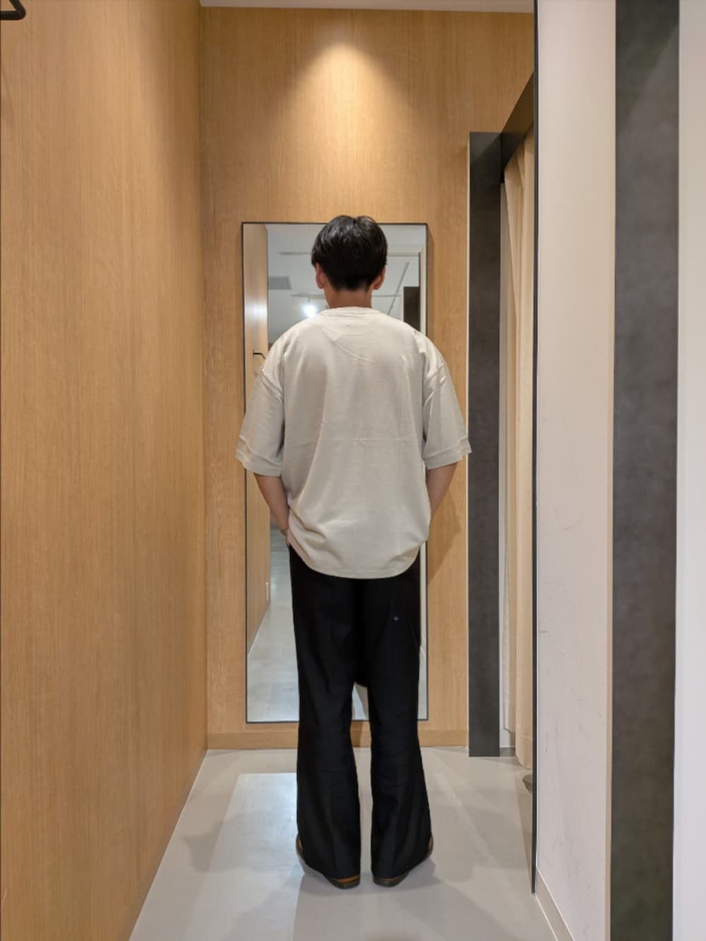 ベージュ系のTシャツ/カットソー、ブラック系のサングラスを着用したメンズの夏コーディネートの3枚目の写真